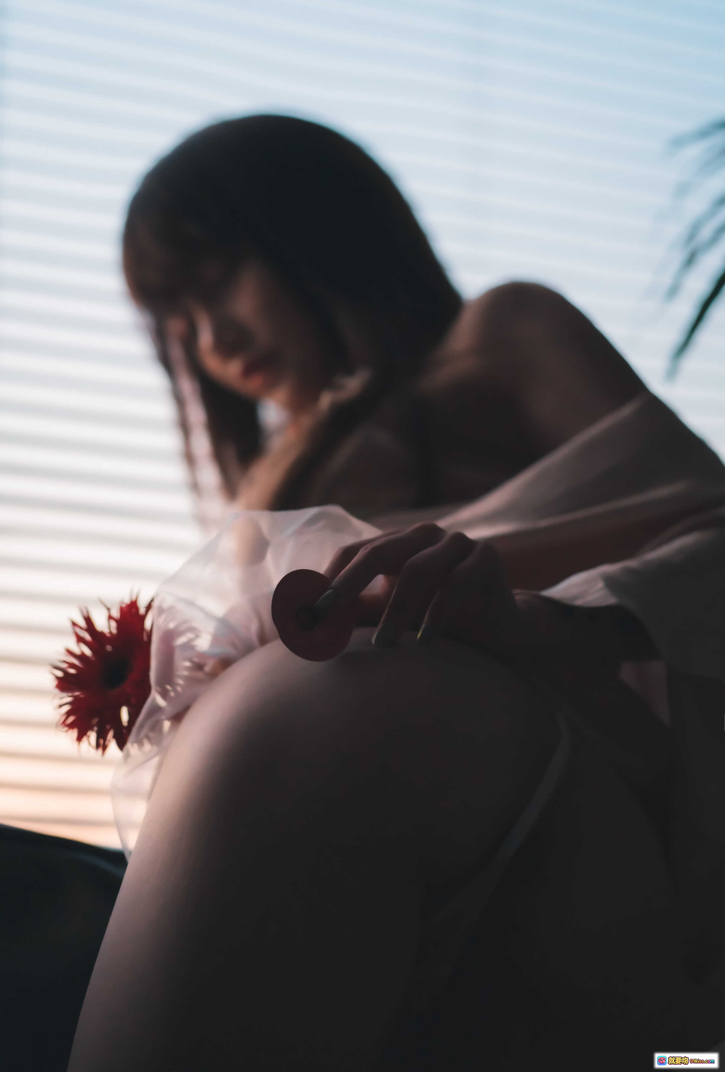 图片[10] - 星野咪兔NO.010花吃了那女孩｜粉色睡袍少女写真｜红花点缀温柔氛围｜室内私房摄影美图 - 就要吻