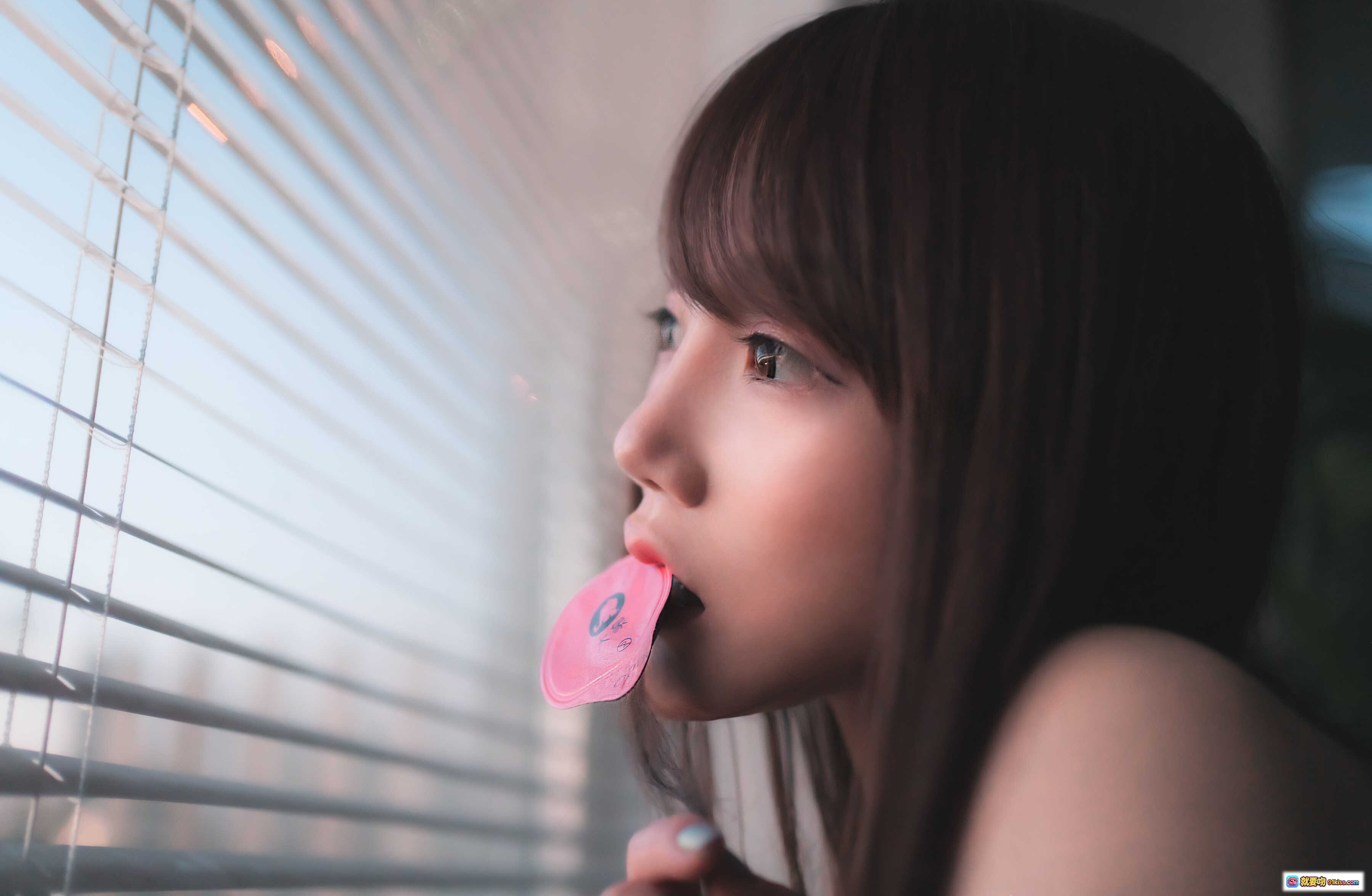 图片[6] - 星野咪兔NO.010花吃了那女孩｜粉色睡袍少女写真｜红花点缀温柔氛围｜室内私房摄影美图 - 就要吻