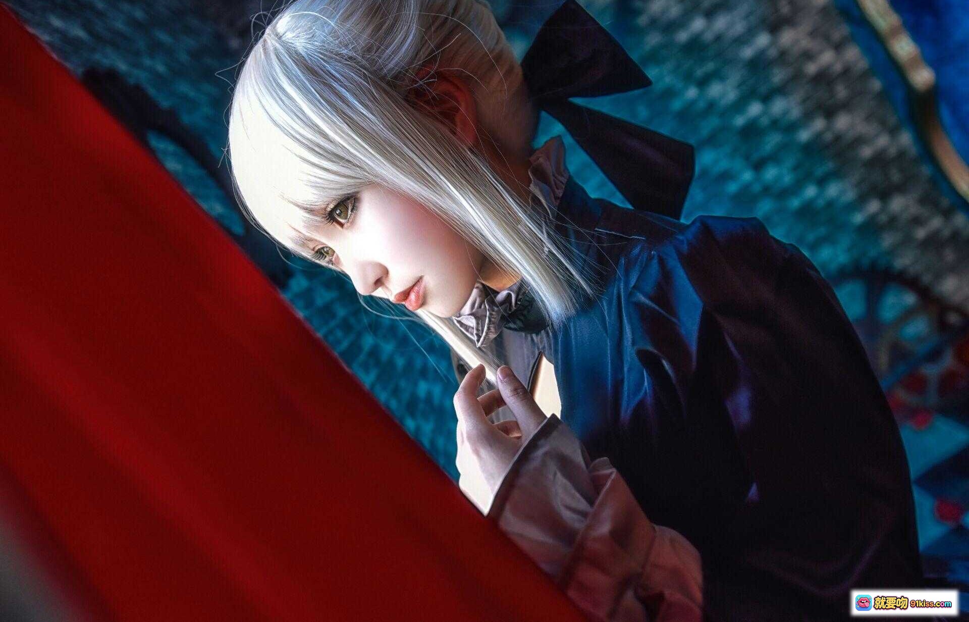 图片[2] - 黑SABER阿尔托莉雅cosplay写真｜哥特风蓝发少女坐姿优雅｜暗黑系华丽服饰搭配深蓝绒椅｜红幕背景氛围感十足 - 就要吻