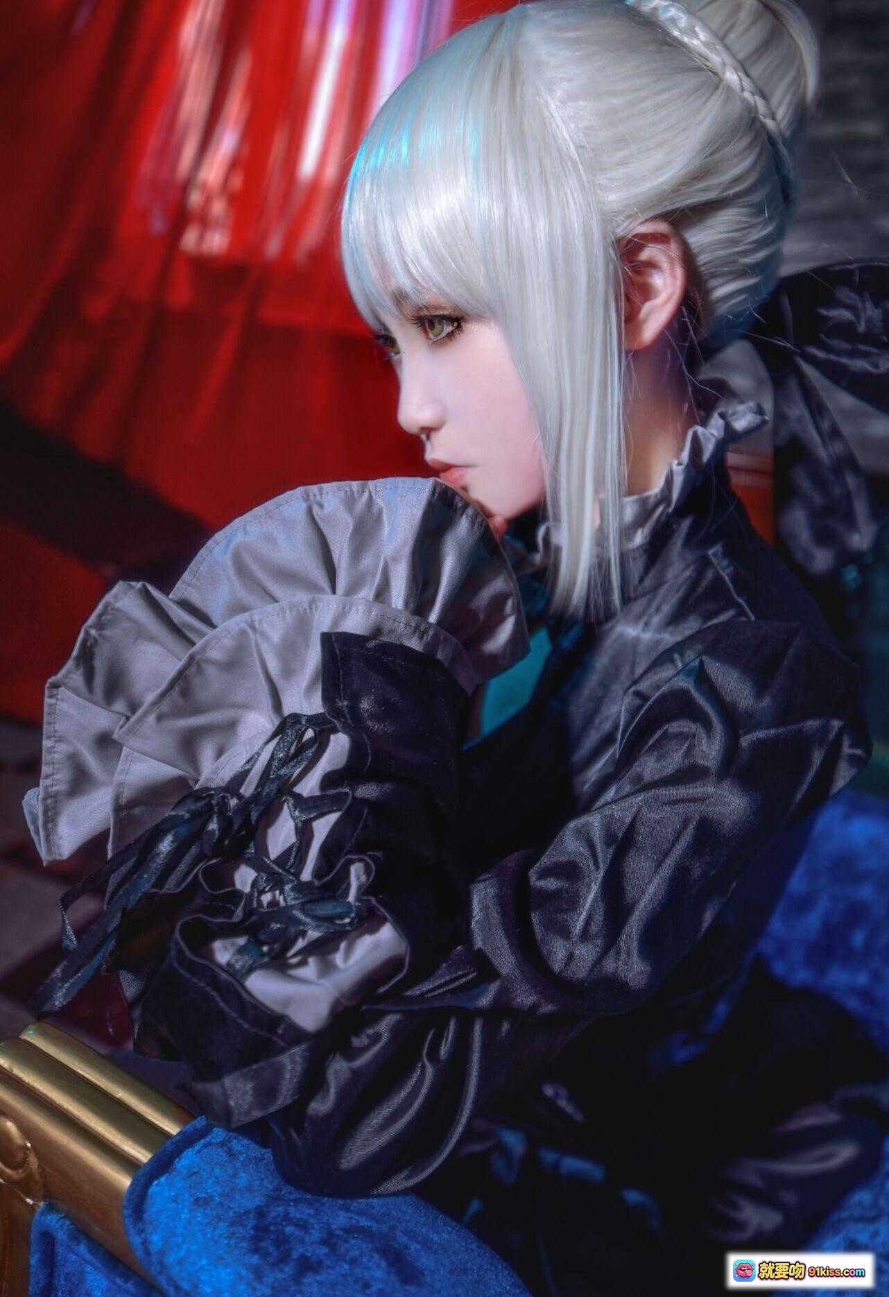 图片[10] - 黑SABER阿尔托莉雅cosplay写真｜哥特风蓝发少女坐姿优雅｜暗黑系华丽服饰搭配深蓝绒椅｜红幕背景氛围感十足 - 就要吻