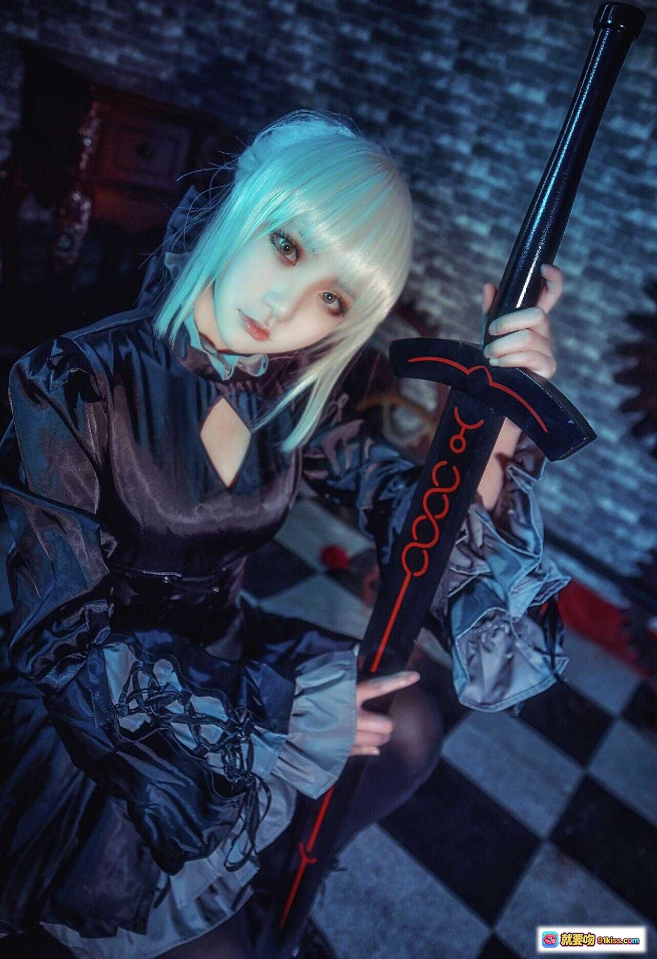 图片[4] - 黑SABER阿尔托莉雅cosplay写真｜哥特风蓝发少女坐姿优雅｜暗黑系华丽服饰搭配深蓝绒椅｜红幕背景氛围感十足 - 就要吻