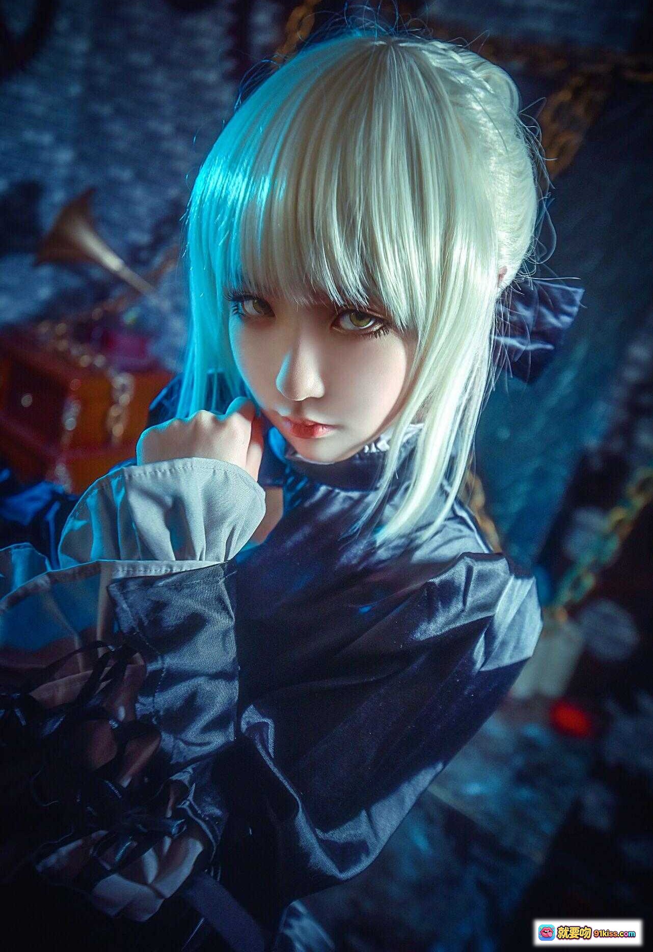 图片[5] - 黑SABER阿尔托莉雅cosplay写真｜哥特风蓝发少女坐姿优雅｜暗黑系华丽服饰搭配深蓝绒椅｜红幕背景氛围感十足 - 就要吻