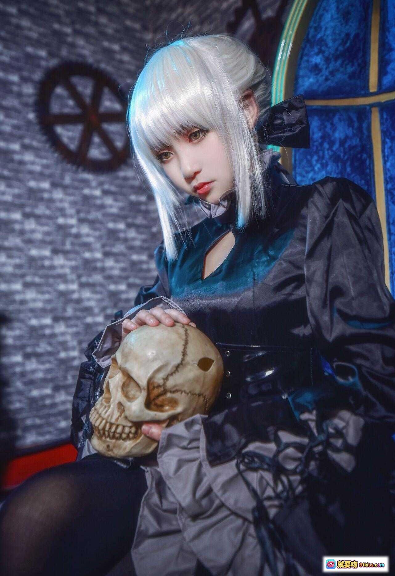 图片[8] - 黑SABER阿尔托莉雅cosplay写真｜哥特风蓝发少女坐姿优雅｜暗黑系华丽服饰搭配深蓝绒椅｜红幕背景氛围感十足 - 就要吻