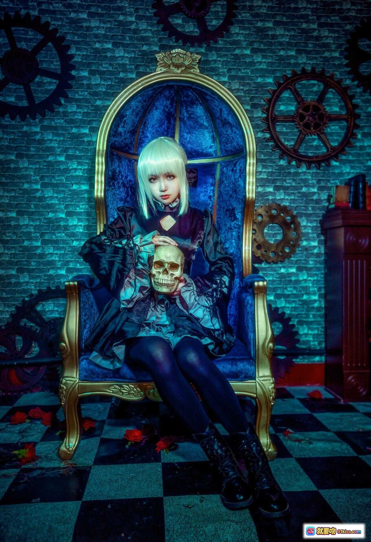 图片[9] - 黑SABER阿尔托莉雅cosplay写真｜哥特风蓝发少女坐姿优雅｜暗黑系华丽服饰搭配深蓝绒椅｜红幕背景氛围感十足 - 就要吻