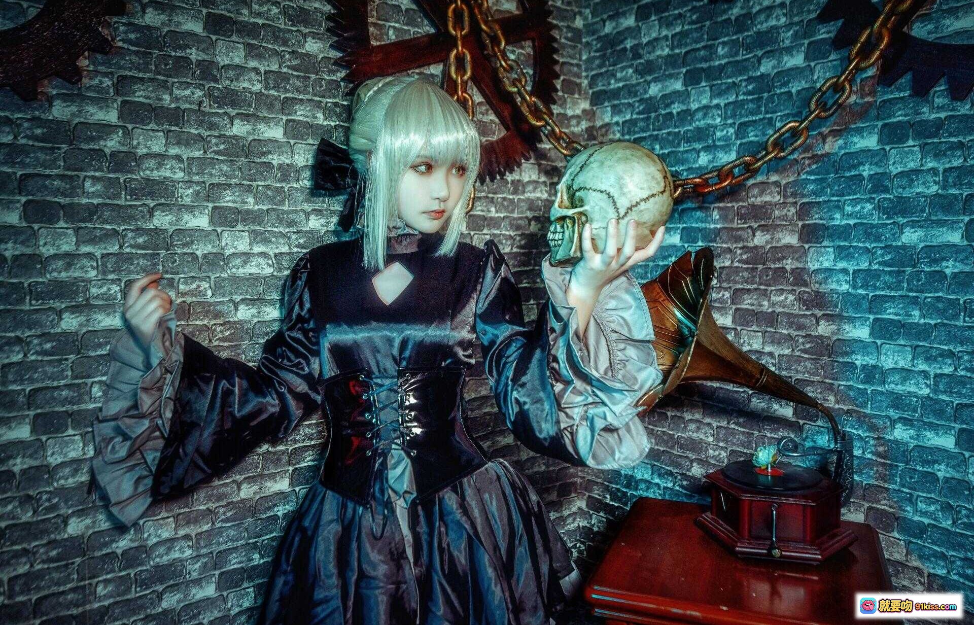 图片[7] - 黑SABER阿尔托莉雅cosplay写真｜哥特风蓝发少女坐姿优雅｜暗黑系华丽服饰搭配深蓝绒椅｜红幕背景氛围感十足 - 就要吻