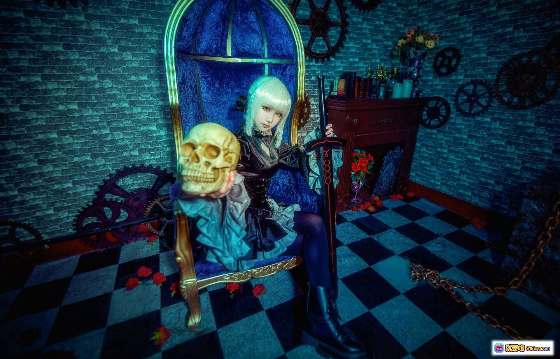 图片[3] - 黑SABER阿尔托莉雅cosplay写真｜哥特风蓝发少女坐姿优雅｜暗黑系华丽服饰搭配深蓝绒椅｜红幕背景氛围感十足 - 就要吻