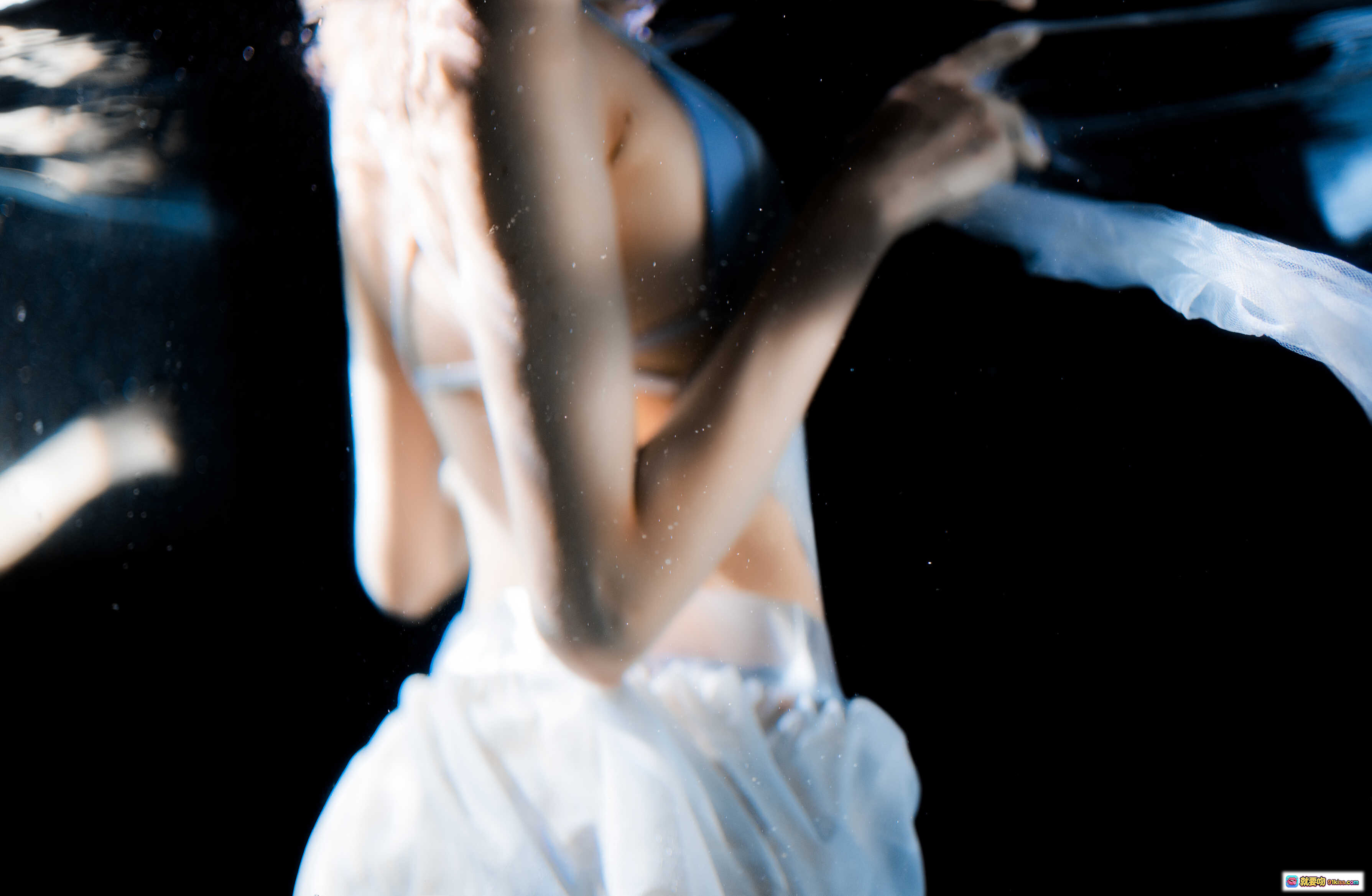 图片[9] - 木绵绵OwO NO.057 清澈水下写真 59P 0.98GB 背影光影交错 白色吊带轻纱朦胧美感 - 就要吻
