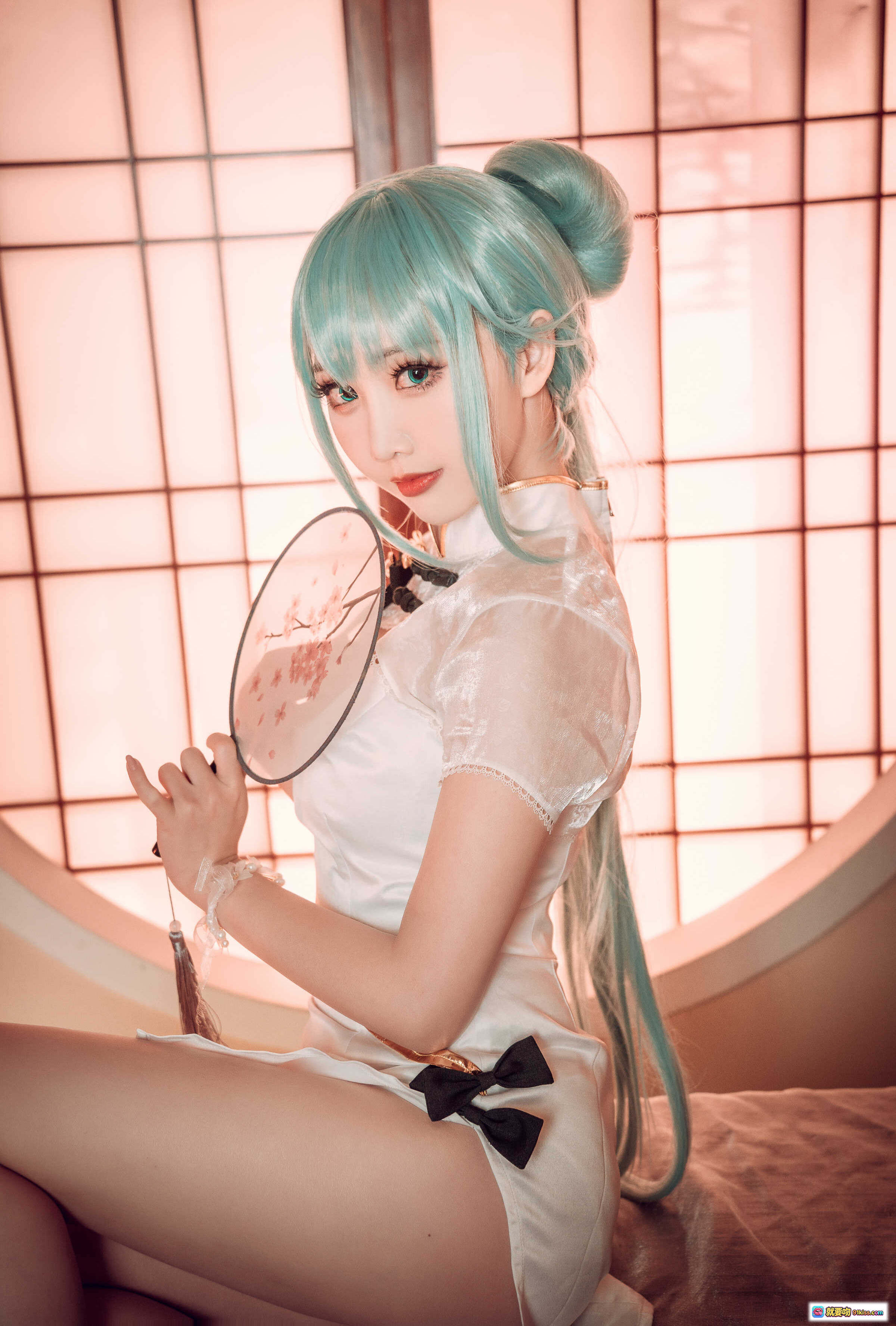 图片[2] - 面饼仙儿NO.097初音旗袍写真｜青发少女古风Cosplay｜手持团扇旗袍美腿｜中式屏风樱花场景｜28P高清图集 - 就要吻