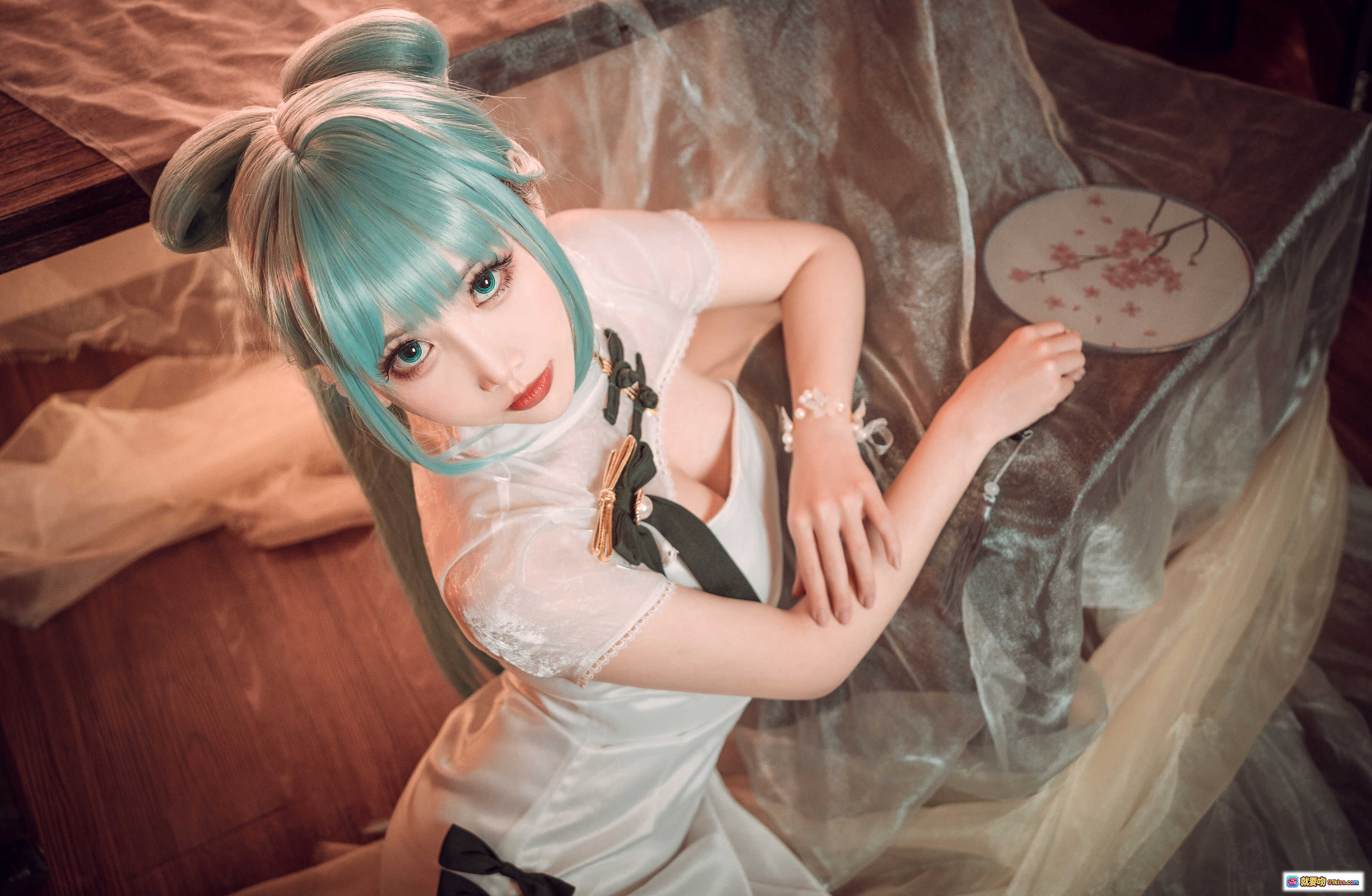 图片[3] - 面饼仙儿NO.097初音旗袍写真｜青发少女古风Cosplay｜手持团扇旗袍美腿｜中式屏风樱花场景｜28P高清图集 - 就要吻