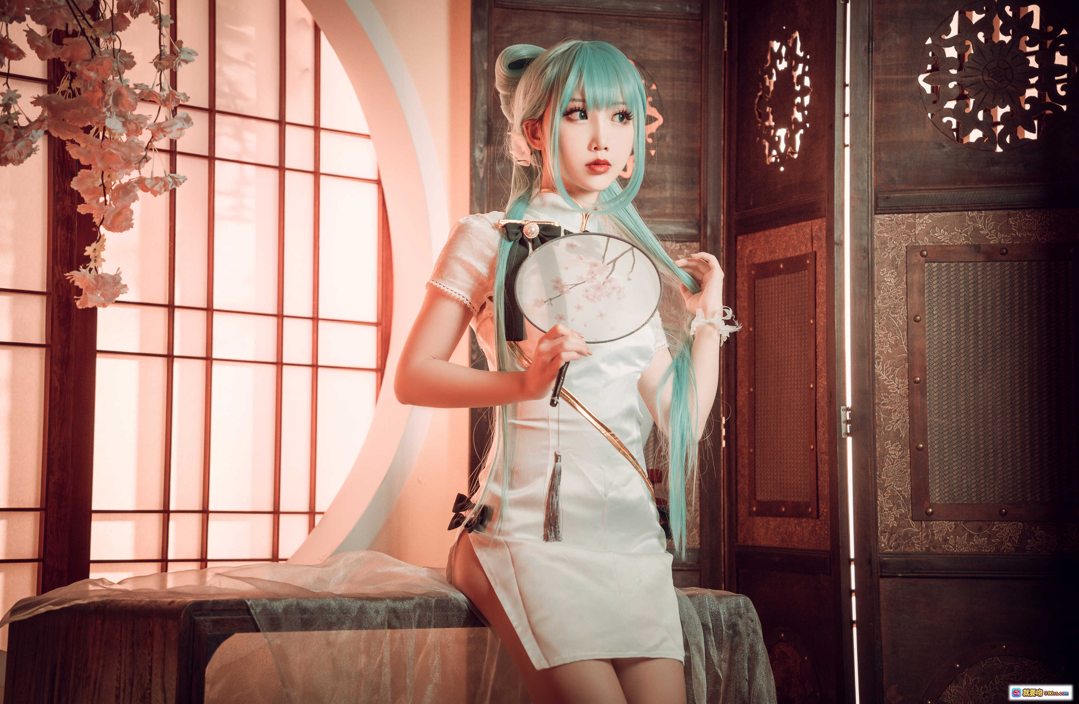图片[10] - 面饼仙儿NO.097初音旗袍写真｜青发少女古风Cosplay｜手持团扇旗袍美腿｜中式屏风樱花场景｜28P高清图集 - 就要吻