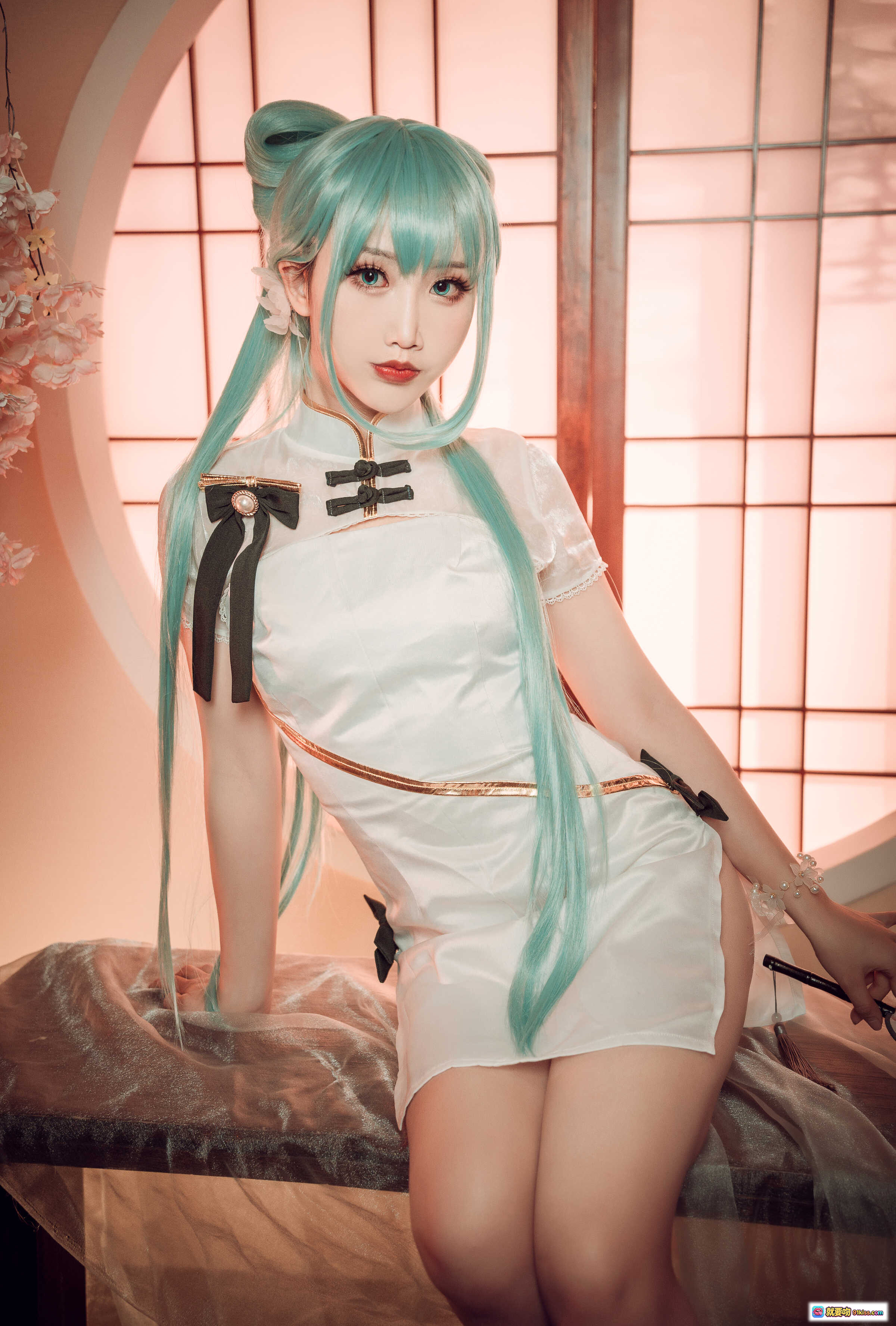 图片[9] - 面饼仙儿NO.097初音旗袍写真｜青发少女古风Cosplay｜手持团扇旗袍美腿｜中式屏风樱花场景｜28P高清图集 - 就要吻