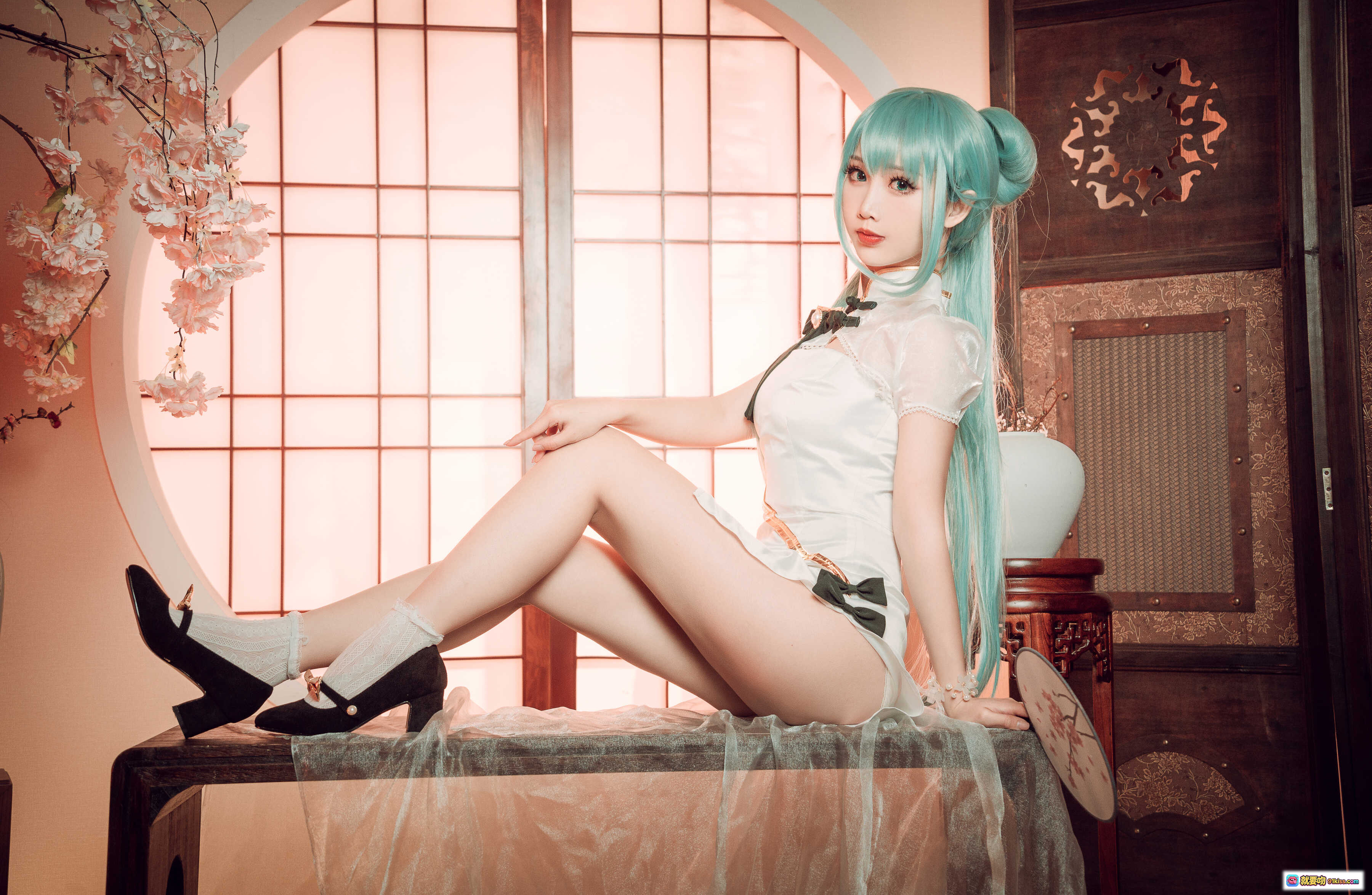 图片[6] - 面饼仙儿NO.097初音旗袍写真｜青发少女古风Cosplay｜手持团扇旗袍美腿｜中式屏风樱花场景｜28P高清图集 - 就要吻