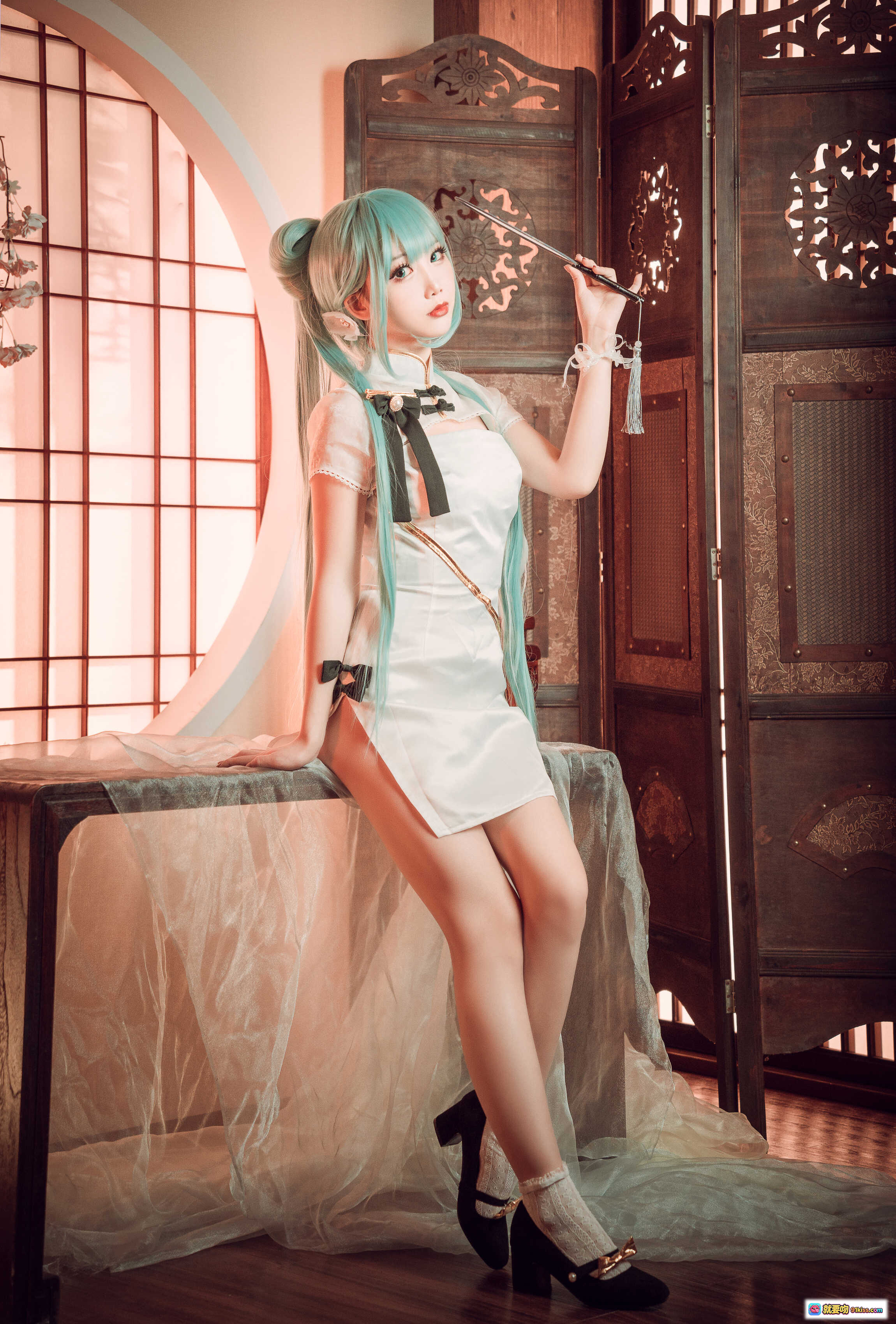 图片[8] - 面饼仙儿NO.097初音旗袍写真｜青发少女古风Cosplay｜手持团扇旗袍美腿｜中式屏风樱花场景｜28P高清图集 - 就要吻