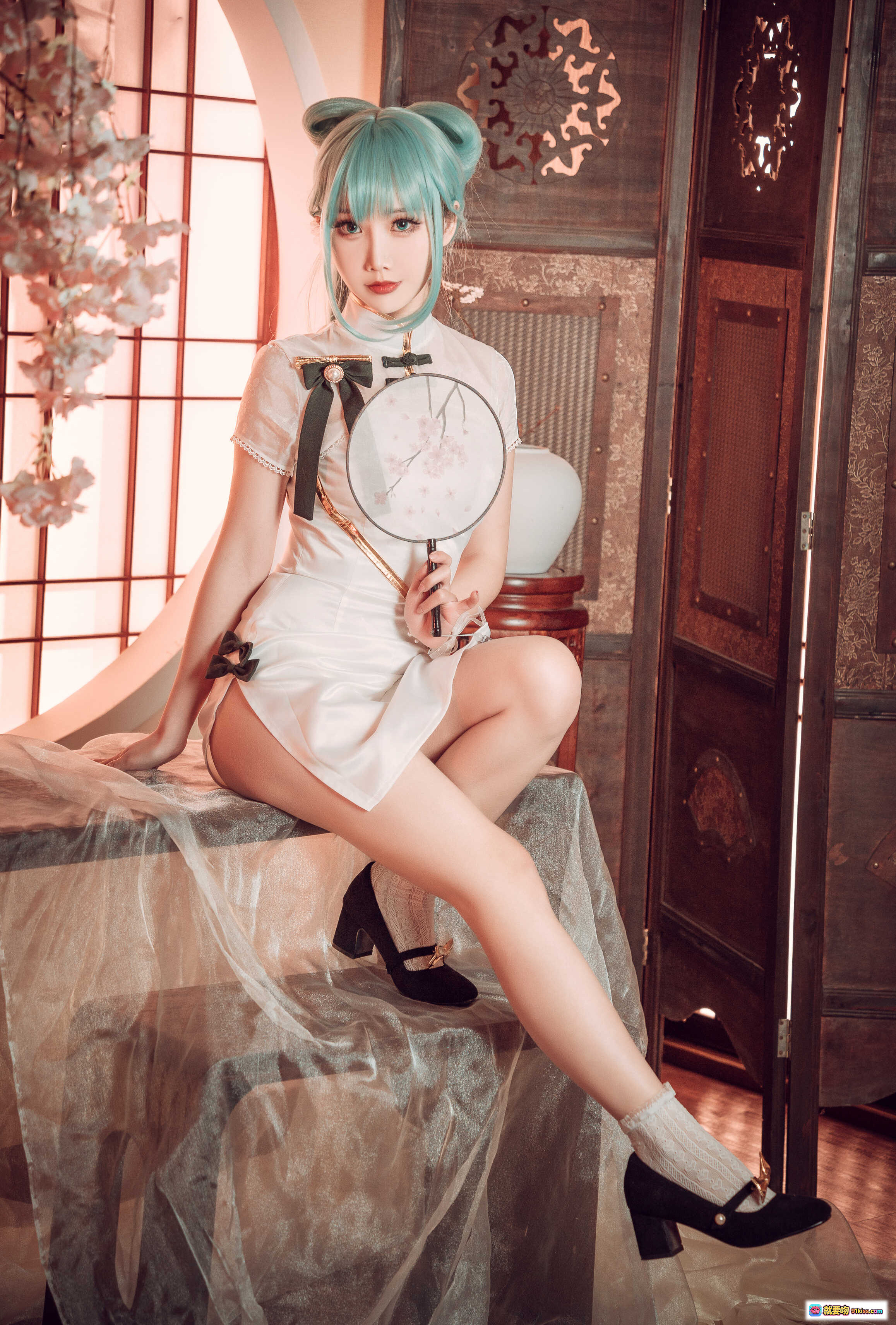 图片[5] - 面饼仙儿NO.097初音旗袍写真｜青发少女古风Cosplay｜手持团扇旗袍美腿｜中式屏风樱花场景｜28P高清图集 - 就要吻