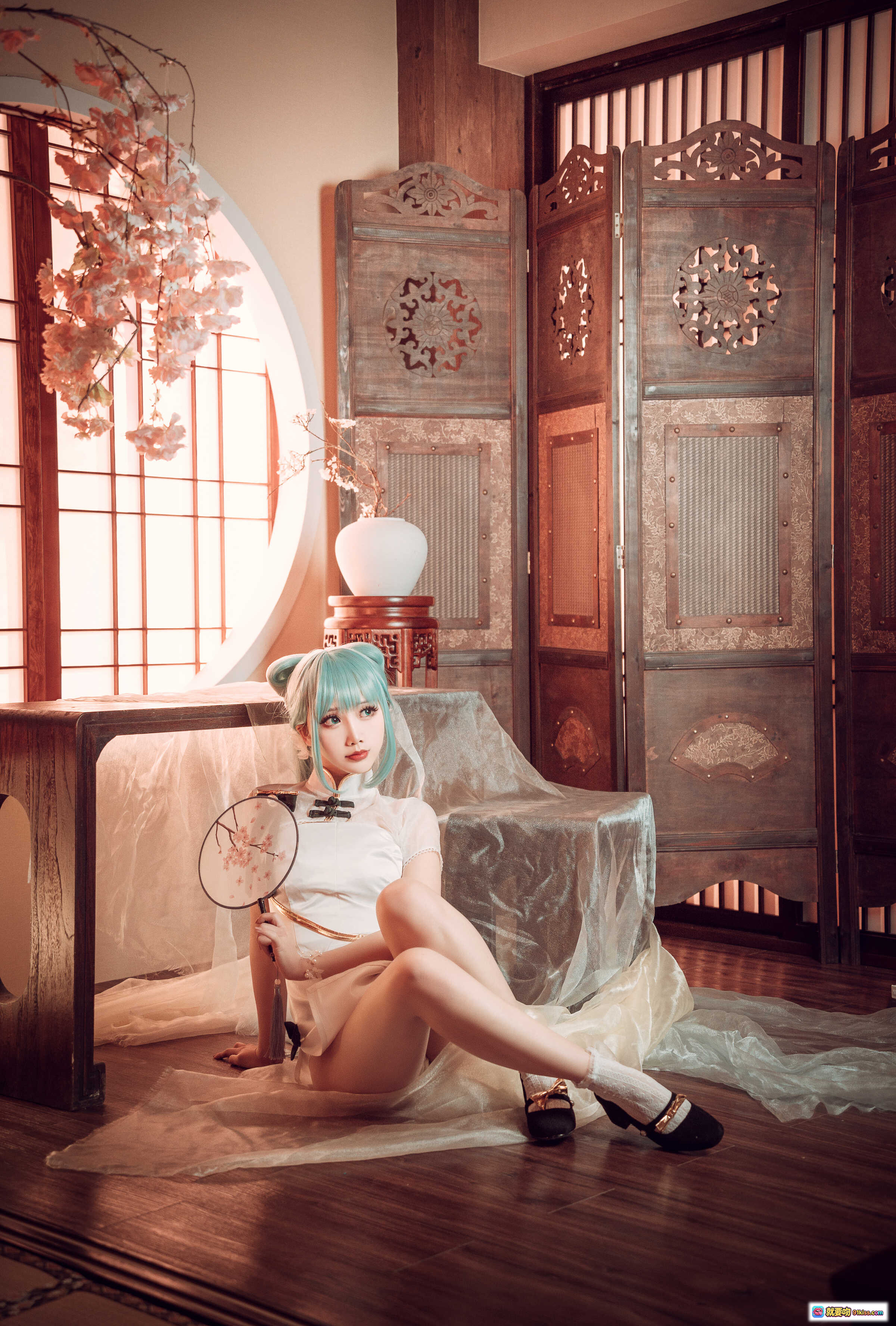 图片[4] - 面饼仙儿NO.097初音旗袍写真｜青发少女古风Cosplay｜手持团扇旗袍美腿｜中式屏风樱花场景｜28P高清图集 - 就要吻