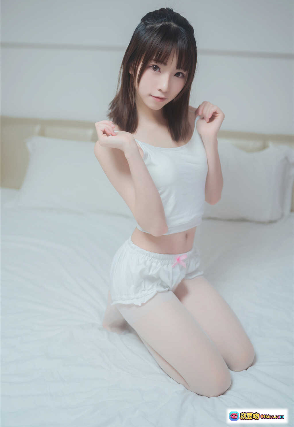 Kitaro绮太郎NO.007白丝套装写真 甜美少女卧室私房照 白色吊带短裤搭配透明丝袜 清纯可爱居家风摄影42P - 就要吻