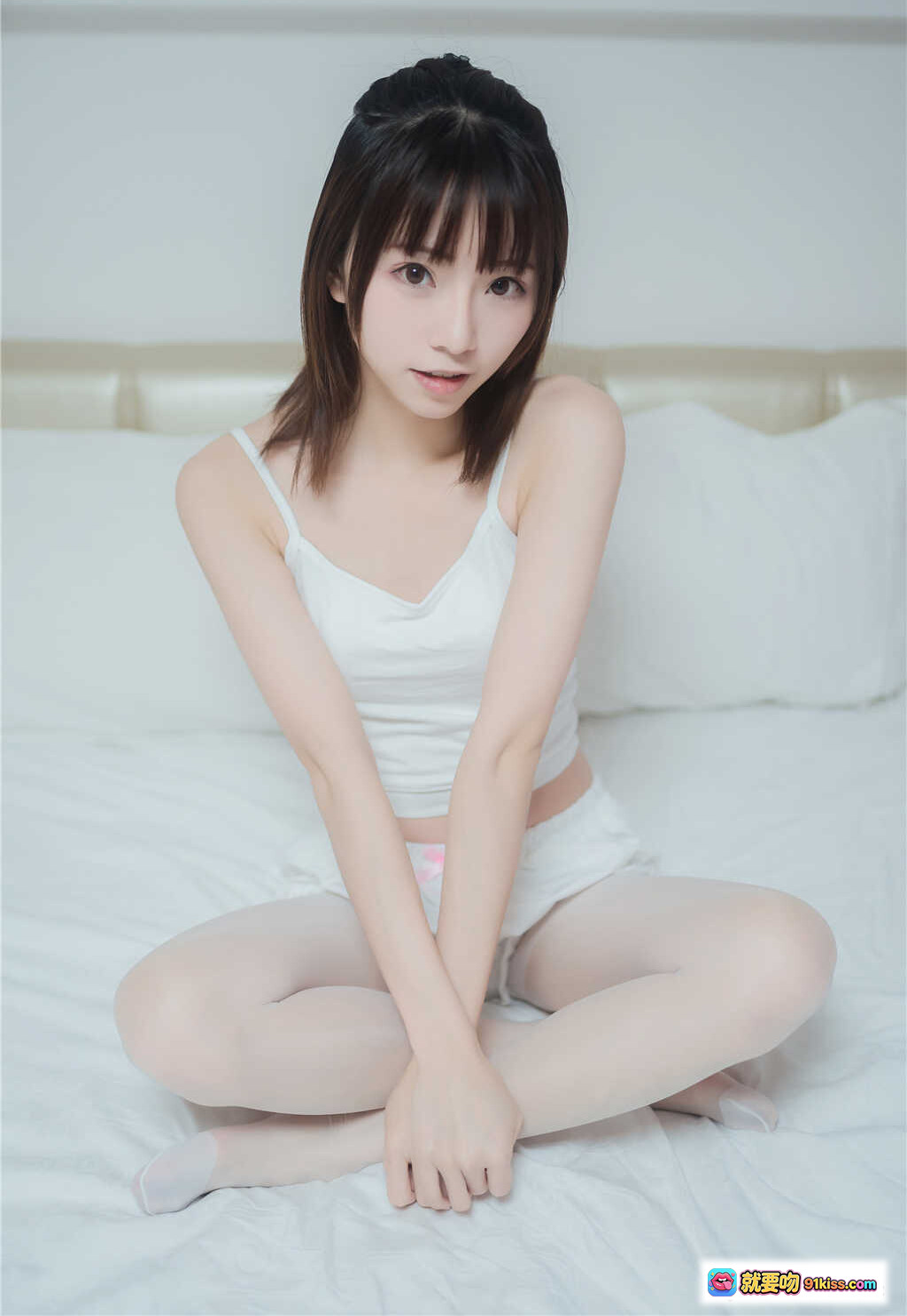 图片[6] - Kitaro绮太郎NO.007白丝套装写真 甜美少女卧室私房照 白色吊带短裤搭配透明丝袜 清纯可爱居家风摄影42P - 就要吻