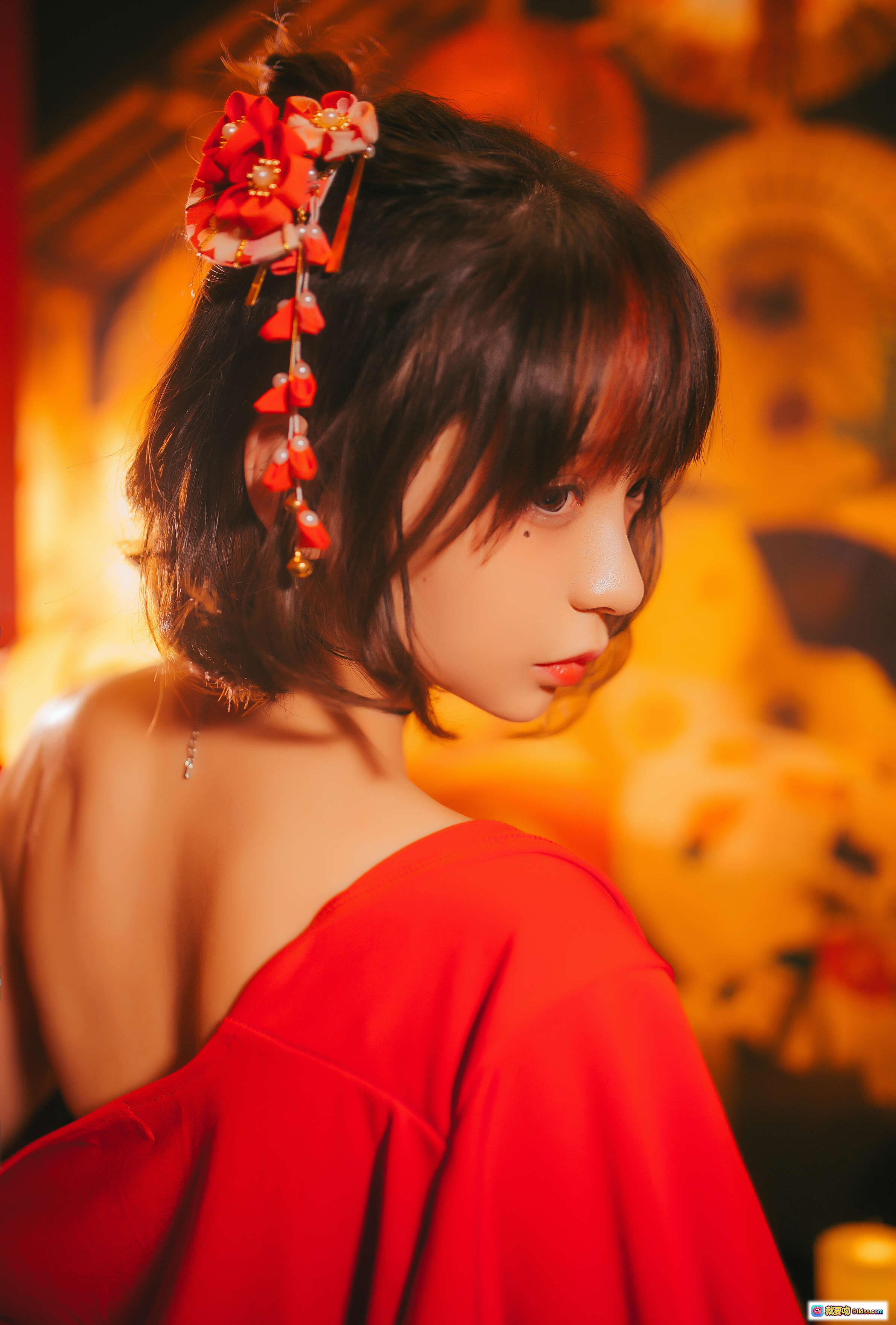 图片[1] - 疯猫ss NO.010 红色羽衣写真 甜美短发少女 古风发饰 红色露肩装 温暖光影 氛围感美图 - 就要吻