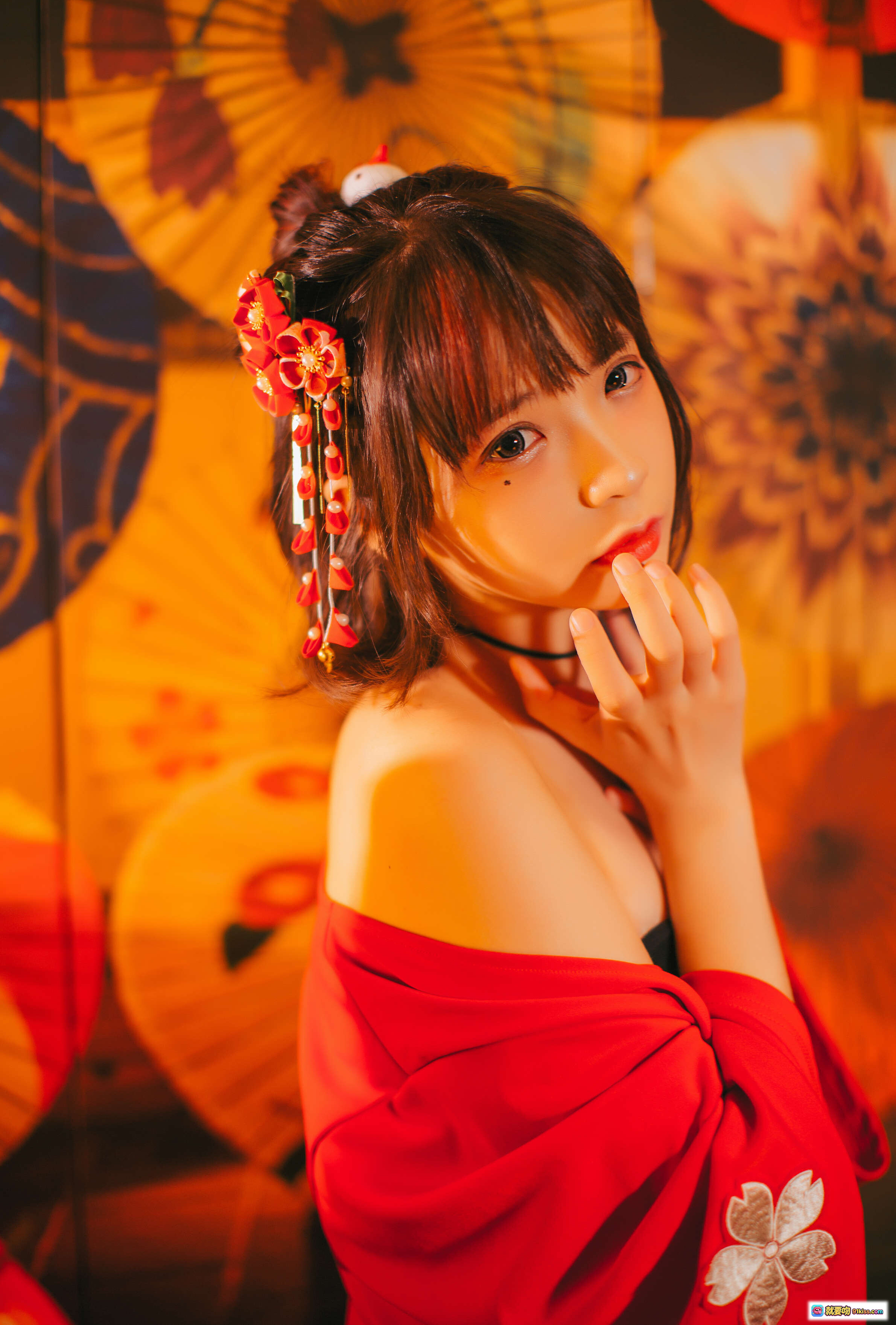 图片[5] - 疯猫ss NO.010 红色羽衣写真 甜美短发少女 古风发饰 红色露肩装 温暖光影 氛围感美图 - 就要吻