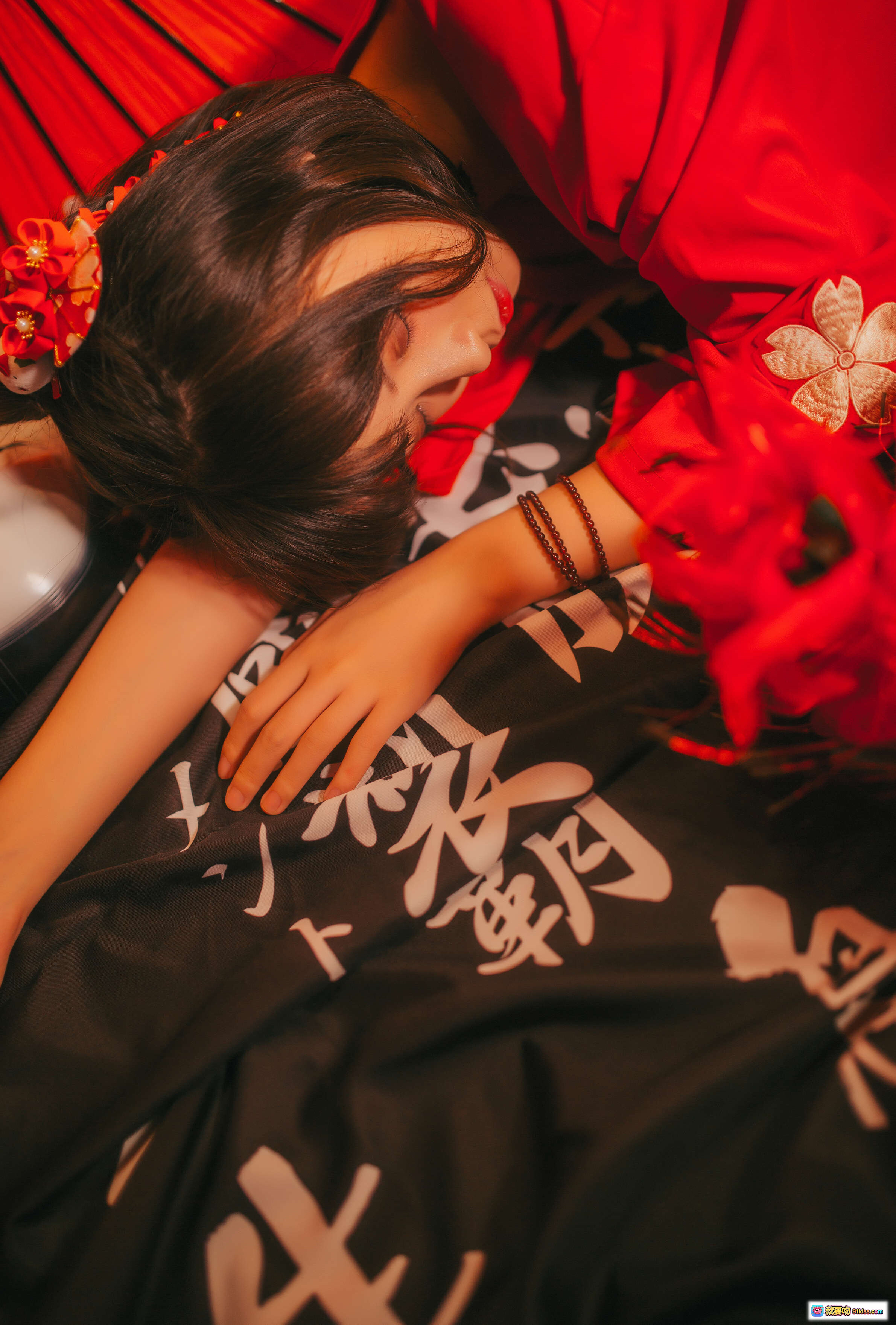 图片[6] - 疯猫ss NO.010 红色羽衣写真 甜美短发少女 古风发饰 红色露肩装 温暖光影 氛围感美图 - 就要吻
