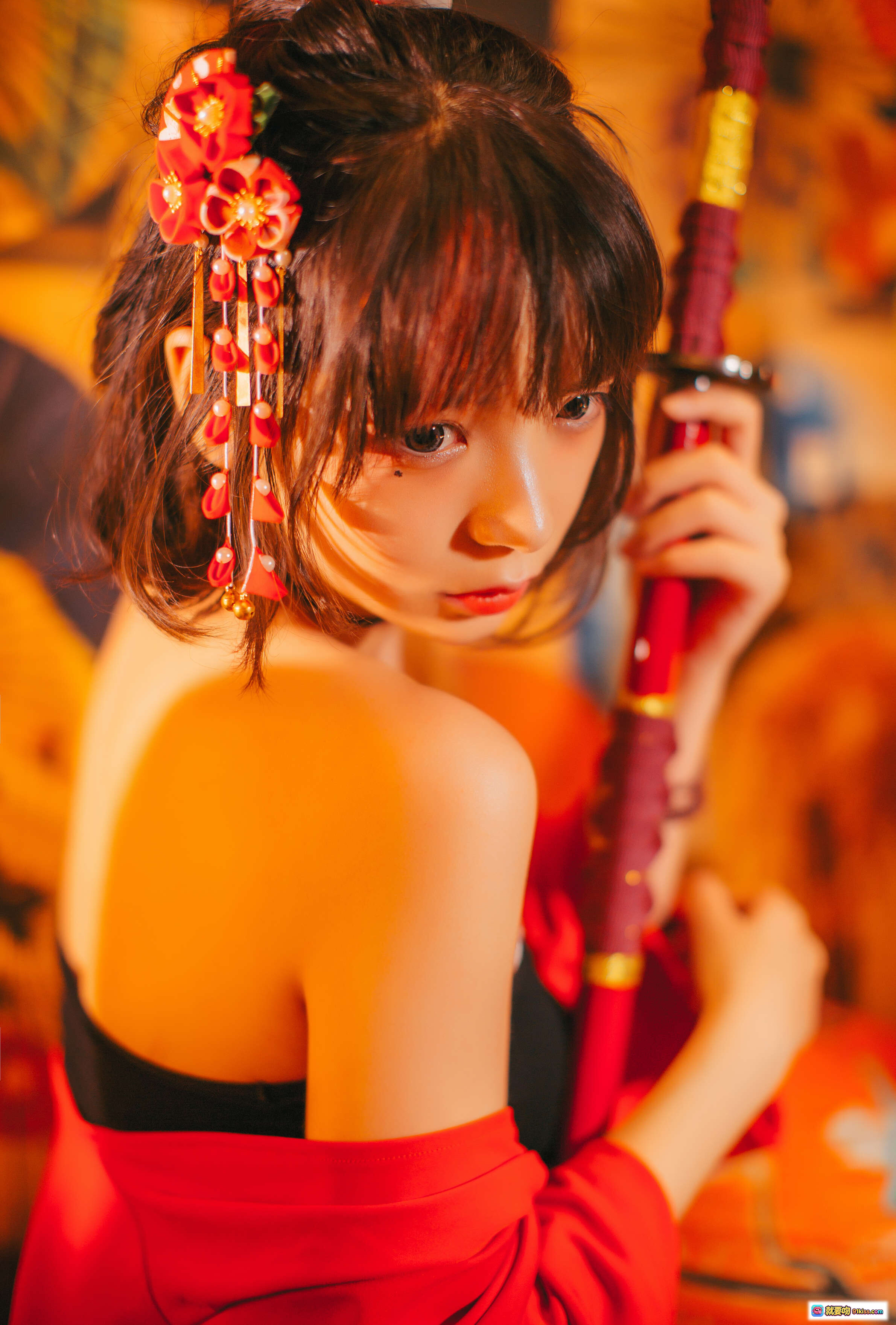 图片[4] - 疯猫ss NO.010 红色羽衣写真 甜美短发少女 古风发饰 红色露肩装 温暖光影 氛围感美图 - 就要吻