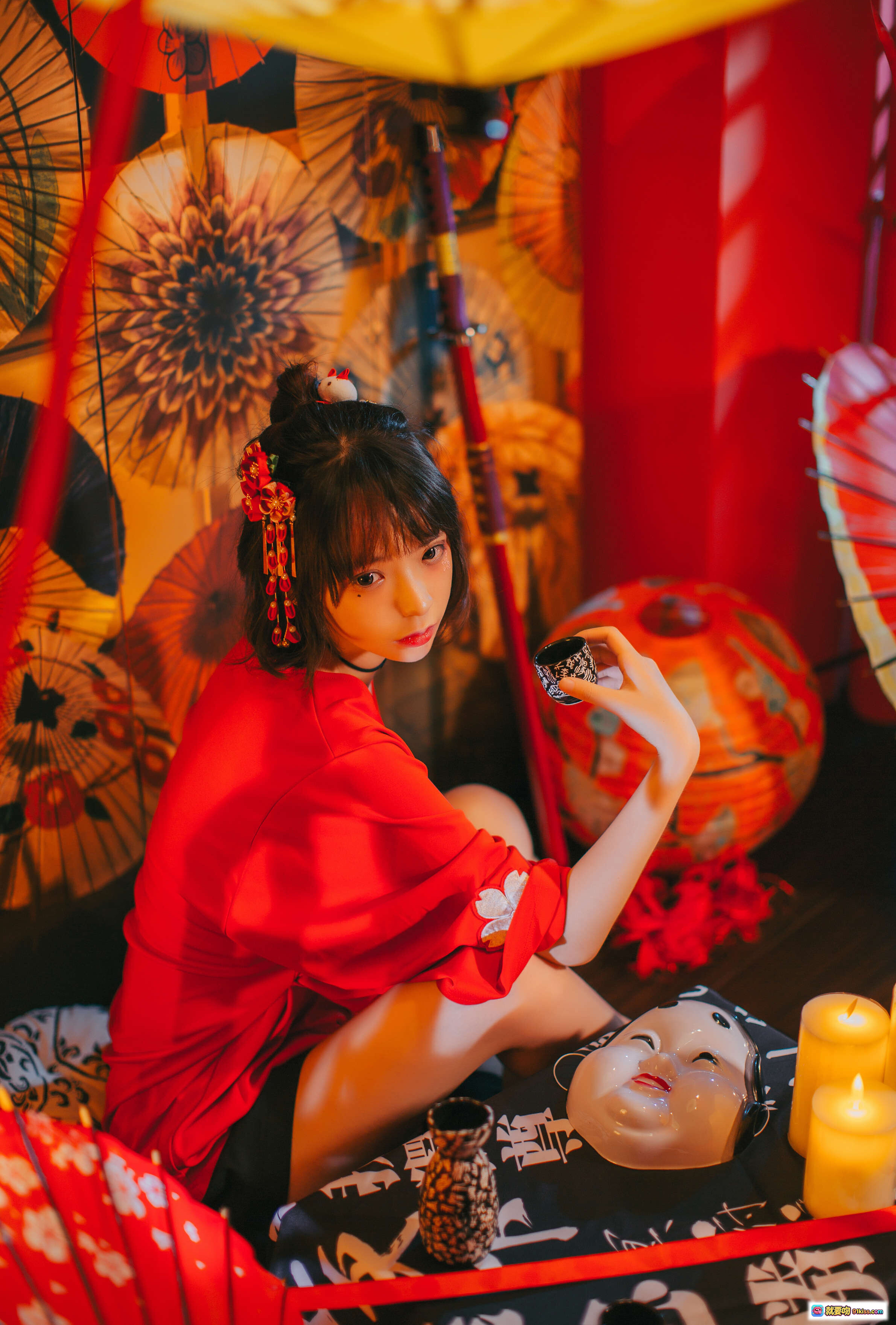 图片[8] - 疯猫ss NO.010 红色羽衣写真 甜美短发少女 古风发饰 红色露肩装 温暖光影 氛围感美图 - 就要吻