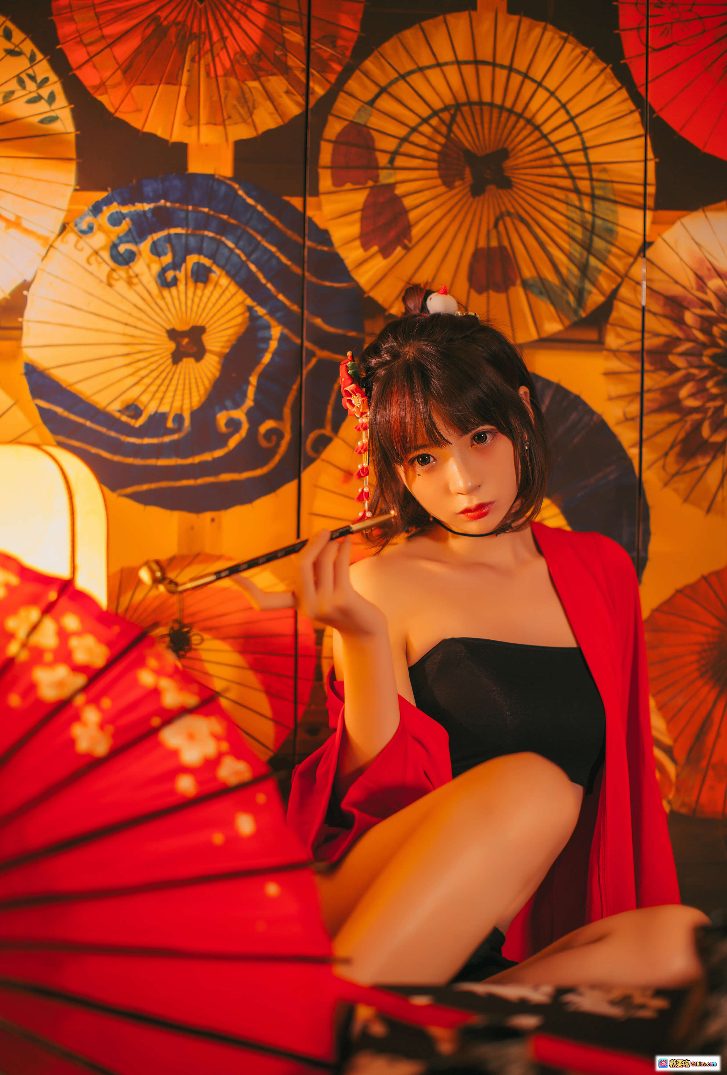 图片[2] - 疯猫ss NO.010 红色羽衣写真 甜美短发少女 古风发饰 红色露肩装 温暖光影 氛围感美图 - 就要吻