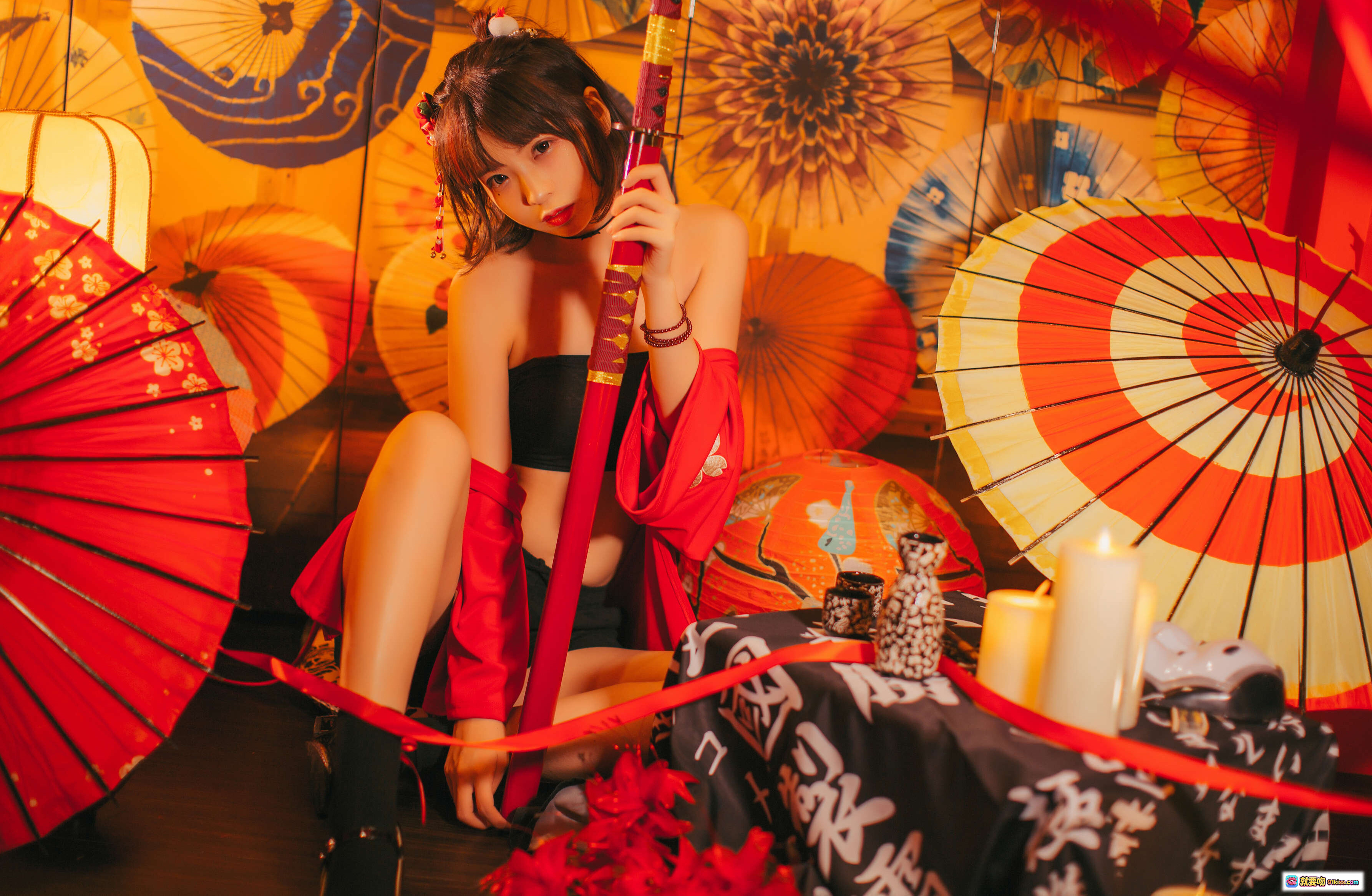 图片[7] - 疯猫ss NO.010 红色羽衣写真 甜美短发少女 古风发饰 红色露肩装 温暖光影 氛围感美图 - 就要吻