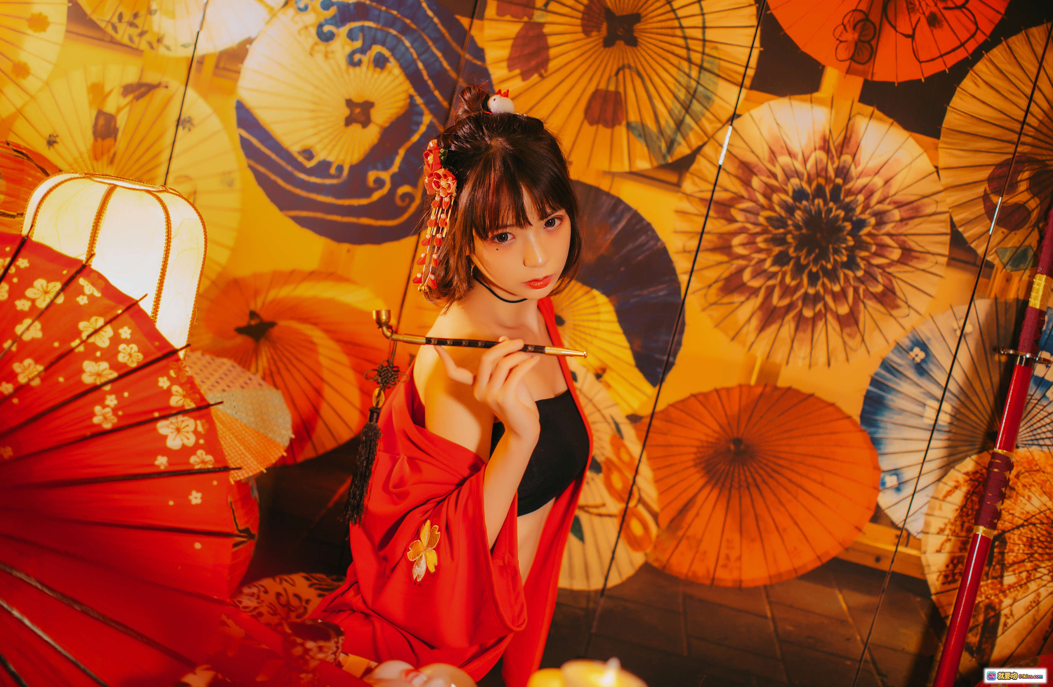 图片[9] - 疯猫ss NO.010 红色羽衣写真 甜美短发少女 古风发饰 红色露肩装 温暖光影 氛围感美图 - 就要吻