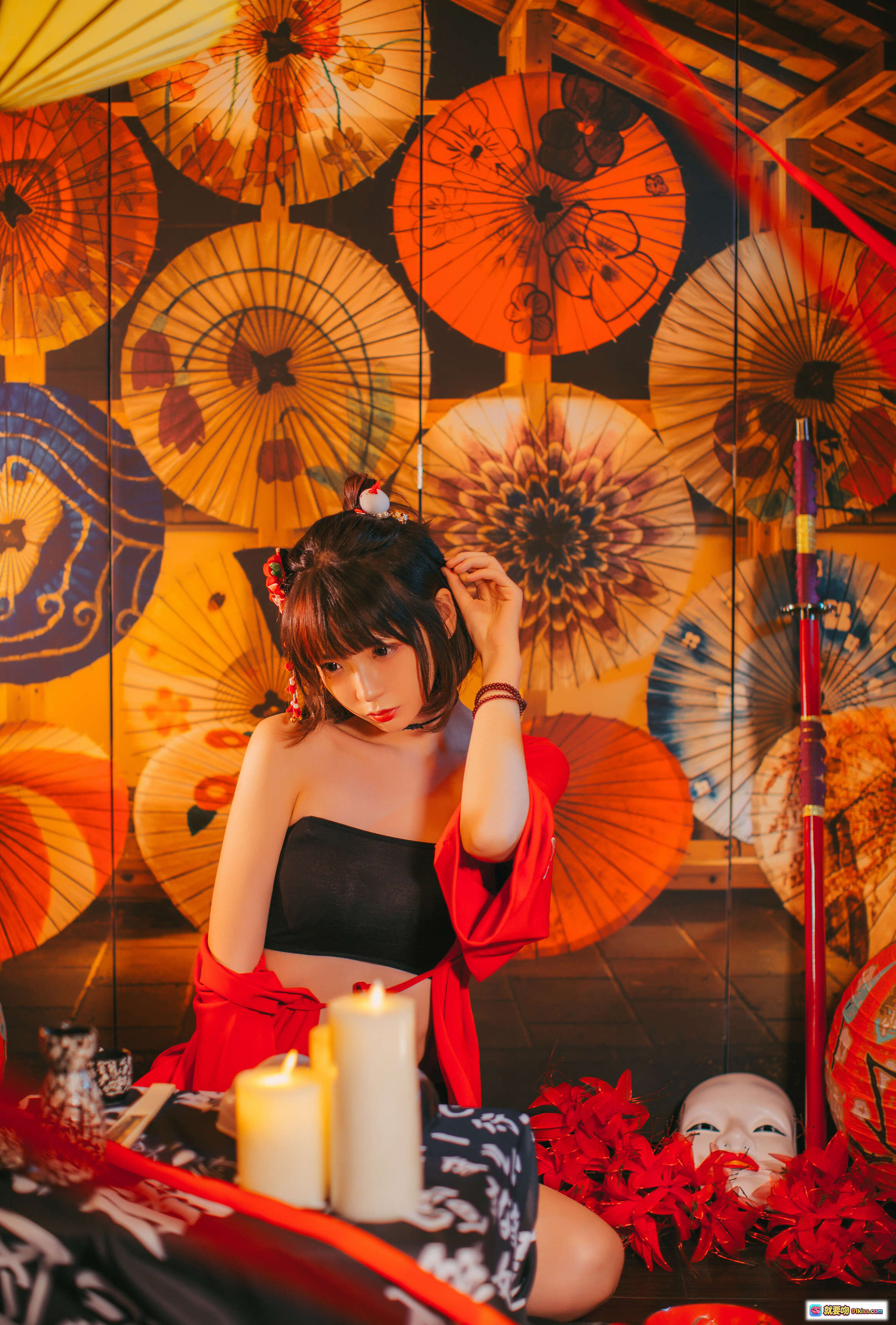 图片[10] - 疯猫ss NO.010 红色羽衣写真 甜美短发少女 古风发饰 红色露肩装 温暖光影 氛围感美图 - 就要吻