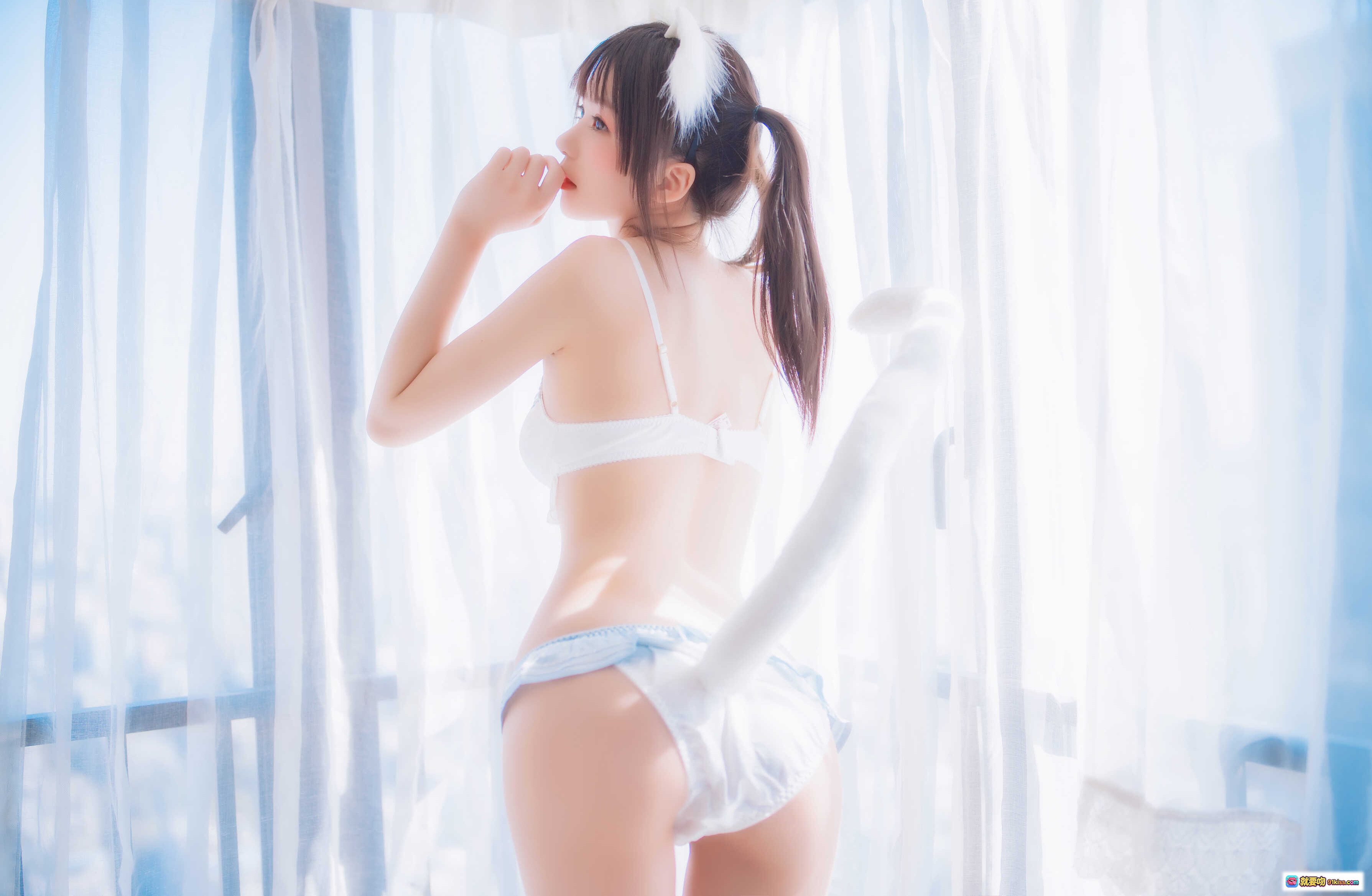 图片[3] - 桜桃喵075恋爱写真集 | 白色蕾丝内衣+渔网袜 | 窗边光影美臀特写 | 44P高清图包 - 就要吻