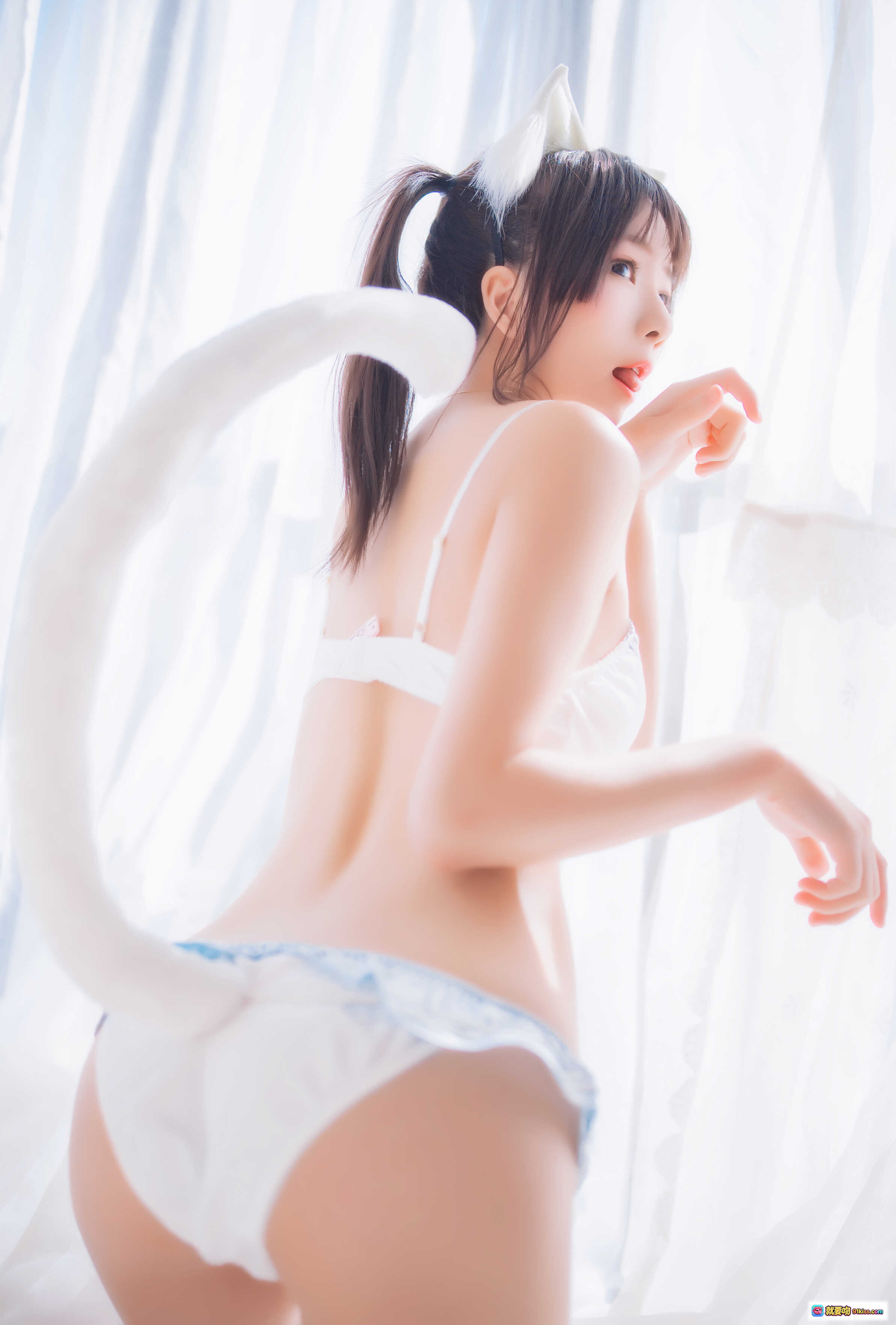 图片[7] - 桜桃喵075恋爱写真集 | 白色蕾丝内衣+渔网袜 | 窗边光影美臀特写 | 44P高清图包 - 就要吻