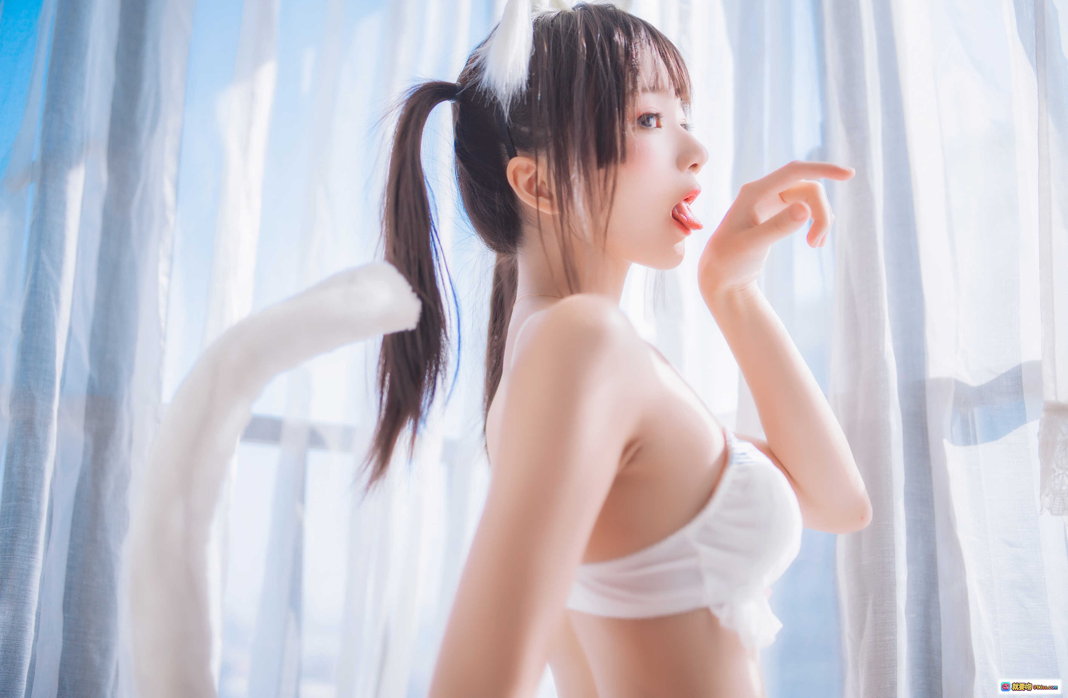 图片[8] - 桜桃喵075恋爱写真集 | 白色蕾丝内衣+渔网袜 | 窗边光影美臀特写 | 44P高清图包 - 就要吻