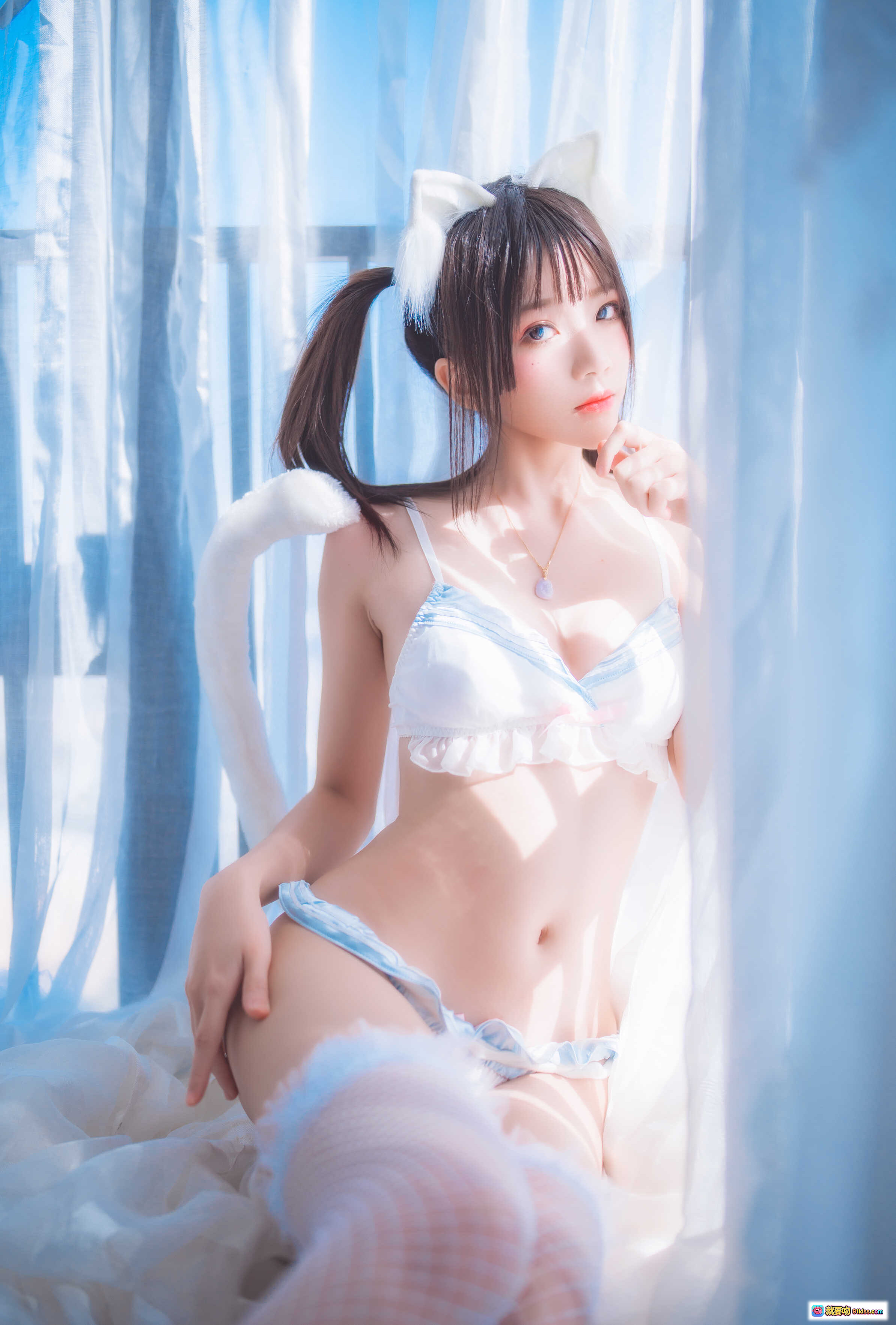 图片[4] - 桜桃喵075恋爱写真集 | 白色蕾丝内衣+渔网袜 | 窗边光影美臀特写 | 44P高清图包 - 就要吻