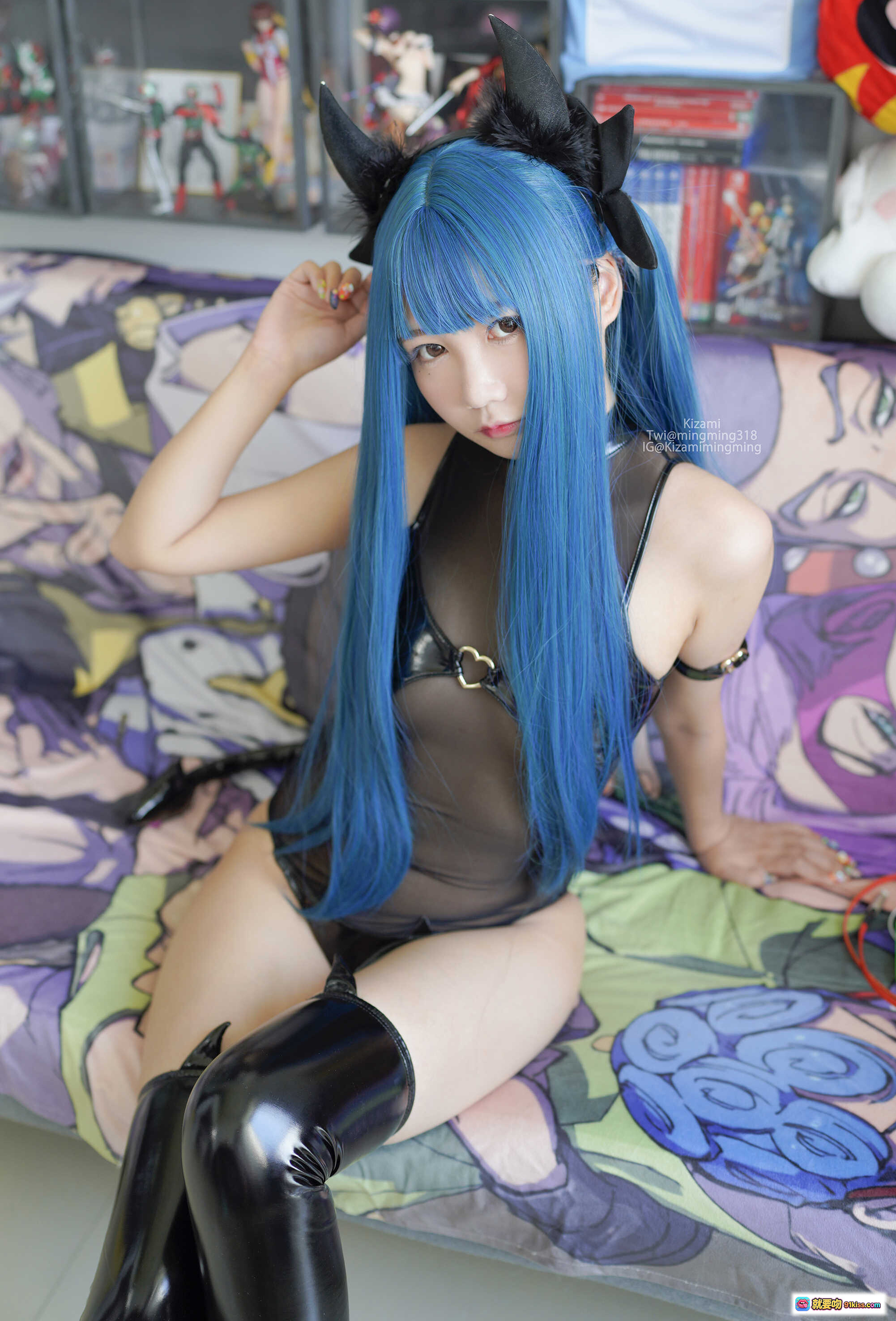 图片[9] - 铭铭Kizami蓝发恶魔角cos写真·黑色蕾丝透视装·高筒皮靴·2021年7月Fantia限定·No.015 - 就要吻