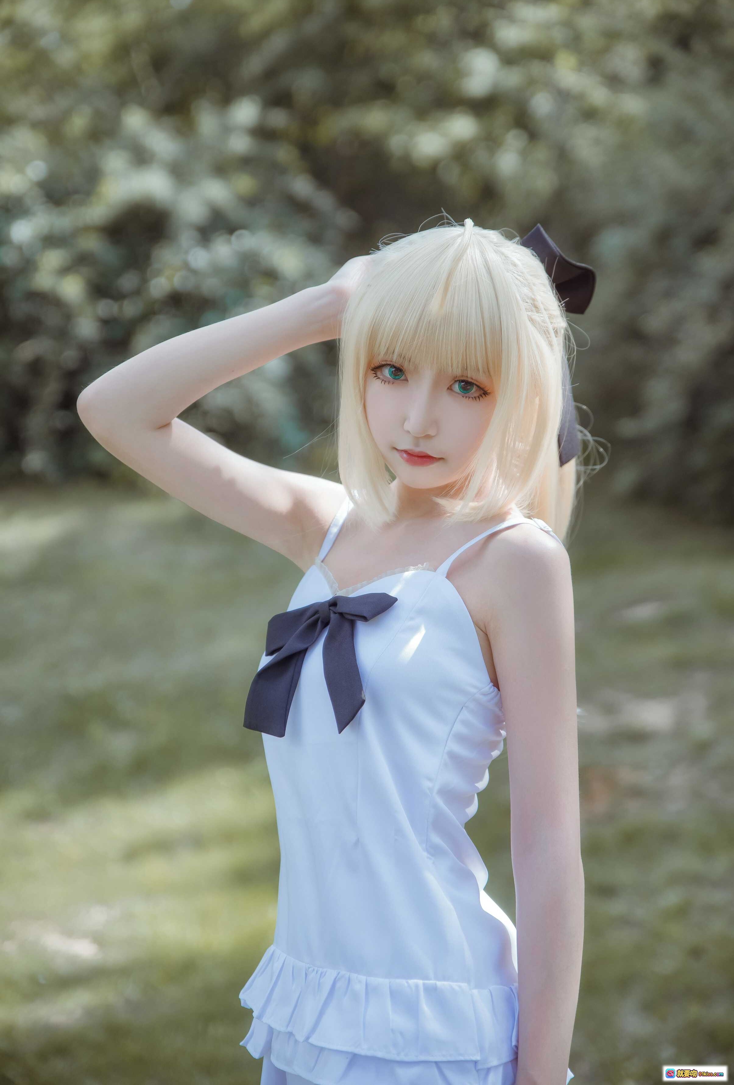 图片[2] - 阿尔托莉雅Saber夏日记忆cosplay 白色吊带裙 金发少女 古典廊柱背景 清新甜美风 二次元动漫角色扮演 - 就要吻