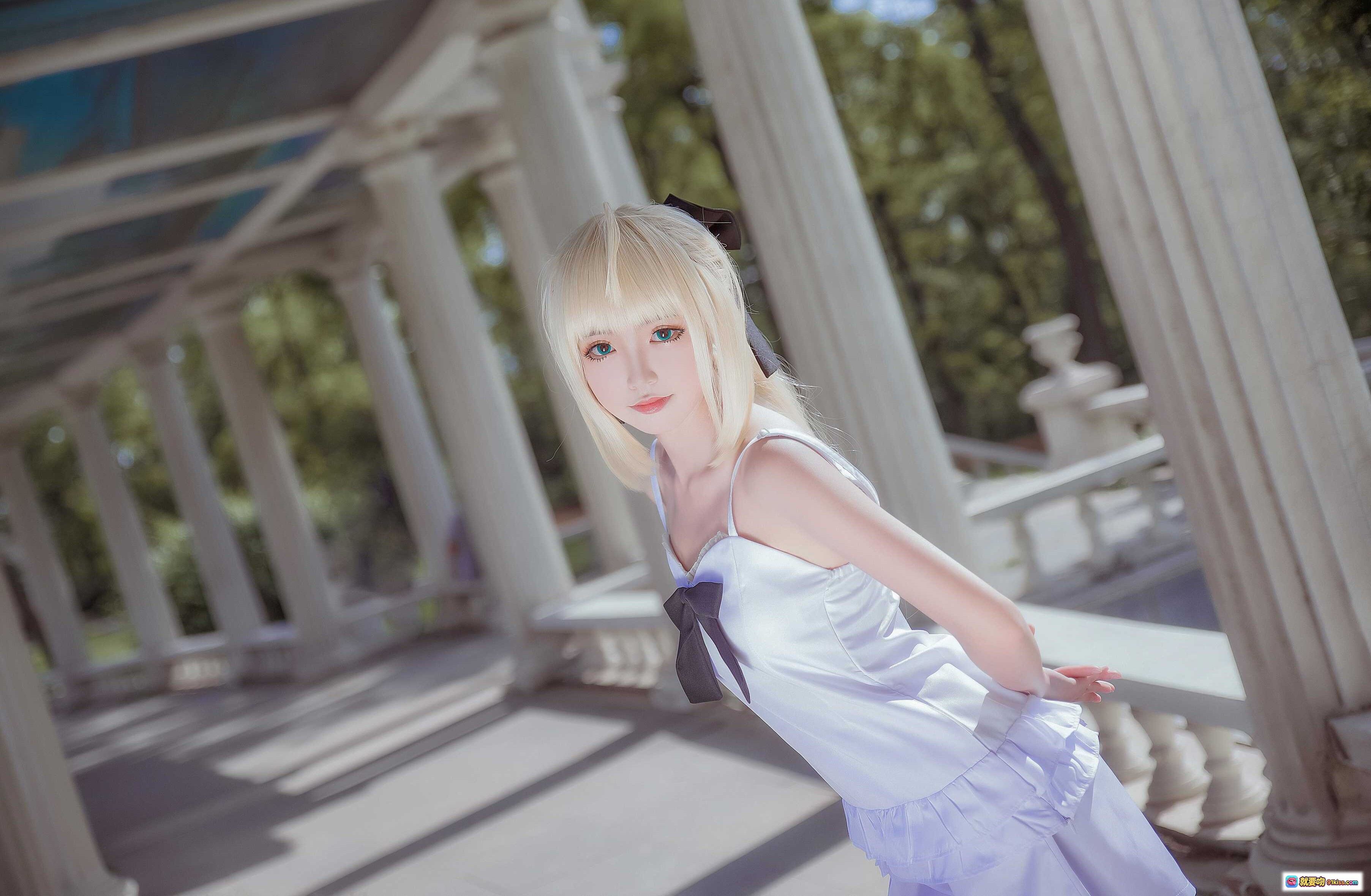 图片[1] - 阿尔托莉雅Saber夏日记忆cosplay 白色吊带裙 金发少女 古典廊柱背景 清新甜美风 二次元动漫角色扮演 - 就要吻