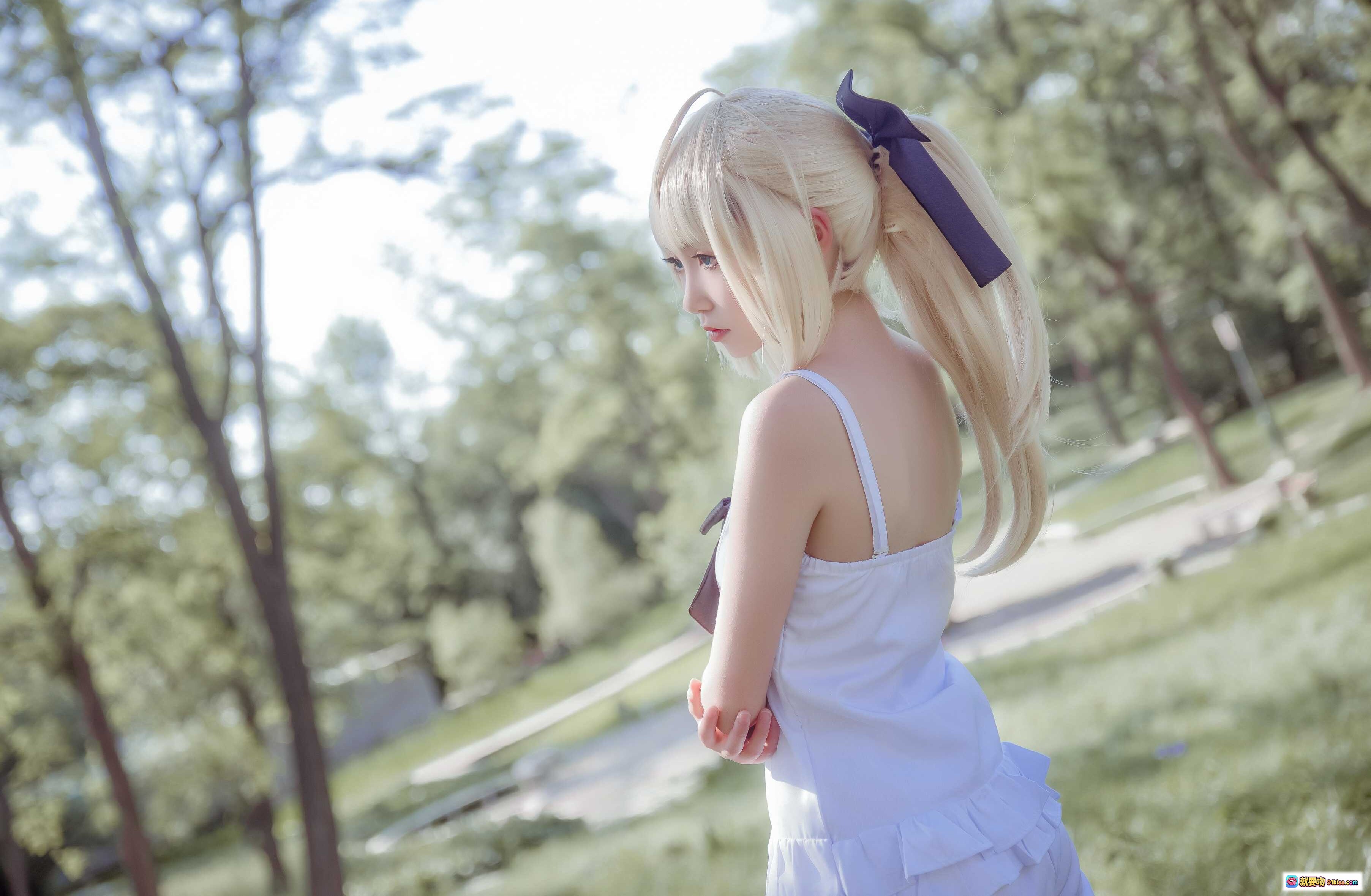 图片[8] - 阿尔托莉雅Saber夏日记忆cosplay 白色吊带裙 金发少女 古典廊柱背景 清新甜美风 二次元动漫角色扮演 - 就要吻