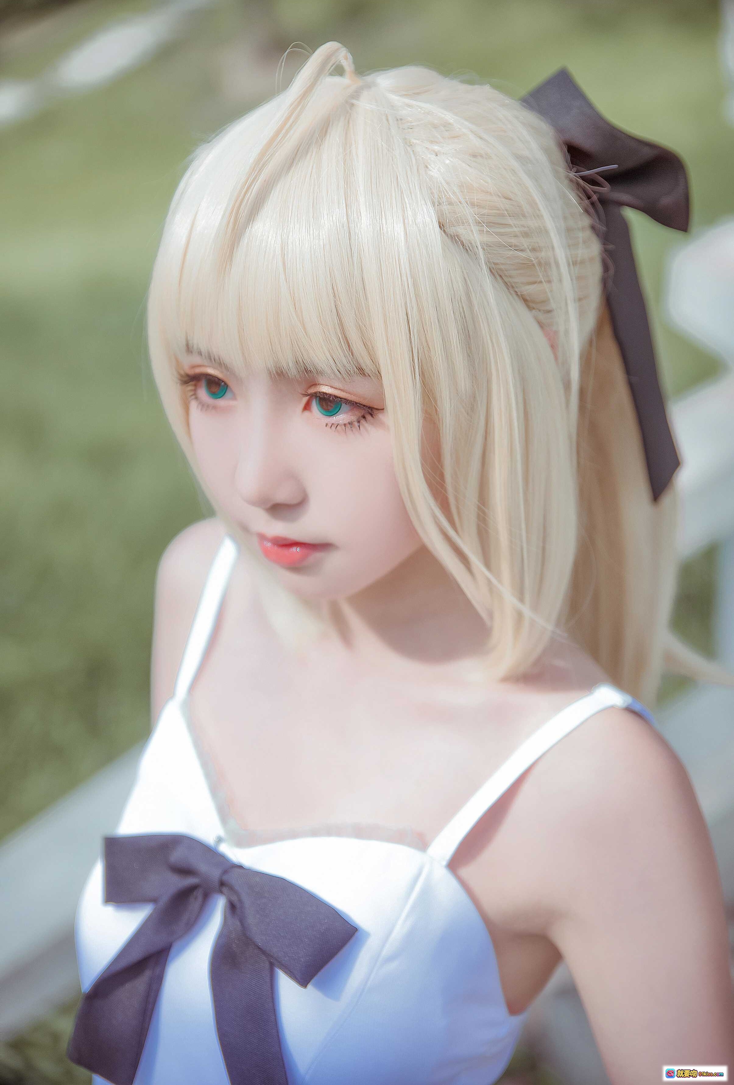 图片[10] - 阿尔托莉雅Saber夏日记忆cosplay 白色吊带裙 金发少女 古典廊柱背景 清新甜美风 二次元动漫角色扮演 - 就要吻