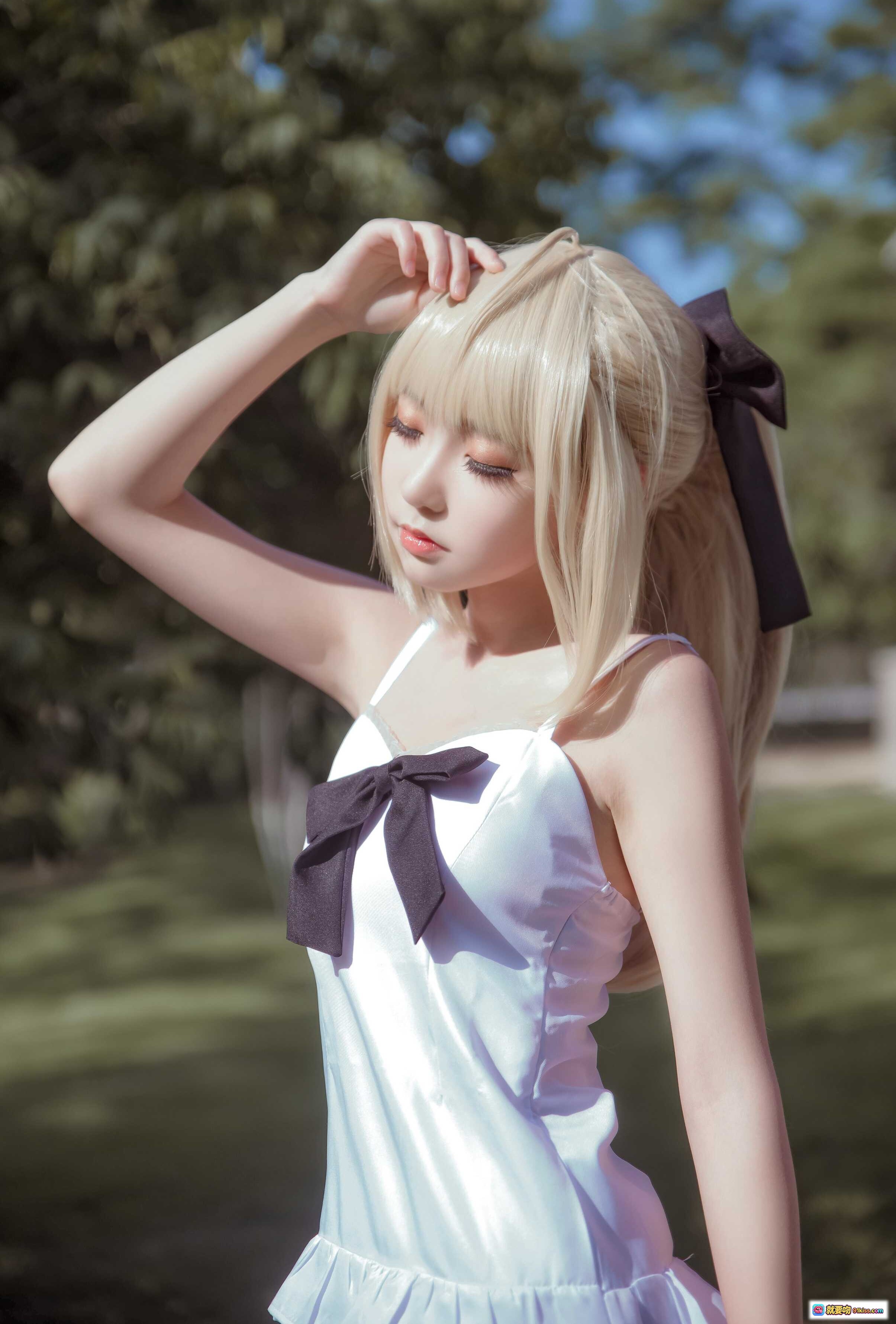 图片[5] - 阿尔托莉雅Saber夏日记忆cosplay 白色吊带裙 金发少女 古典廊柱背景 清新甜美风 二次元动漫角色扮演 - 就要吻