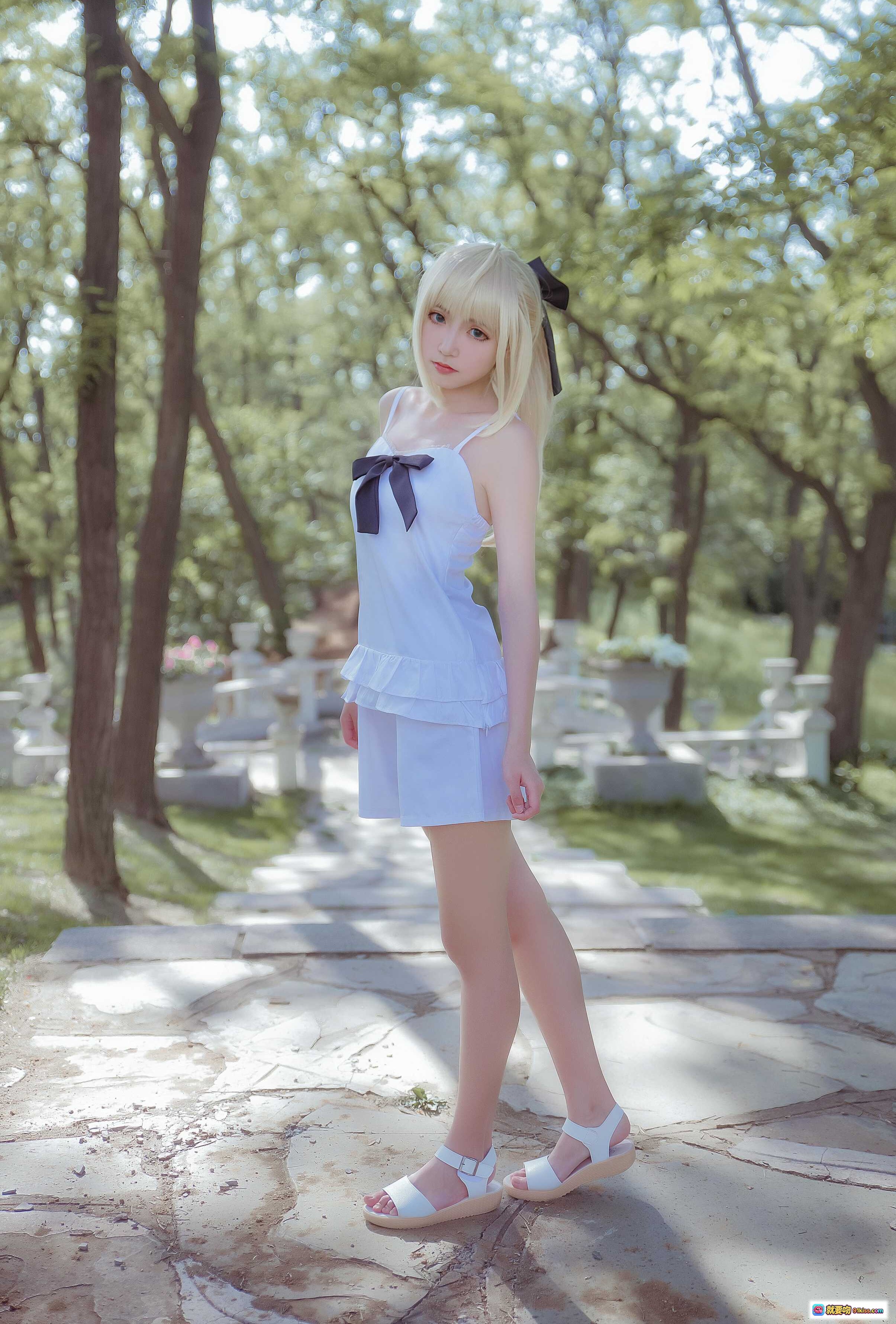 图片[7] - 阿尔托莉雅Saber夏日记忆cosplay 白色吊带裙 金发少女 古典廊柱背景 清新甜美风 二次元动漫角色扮演 - 就要吻