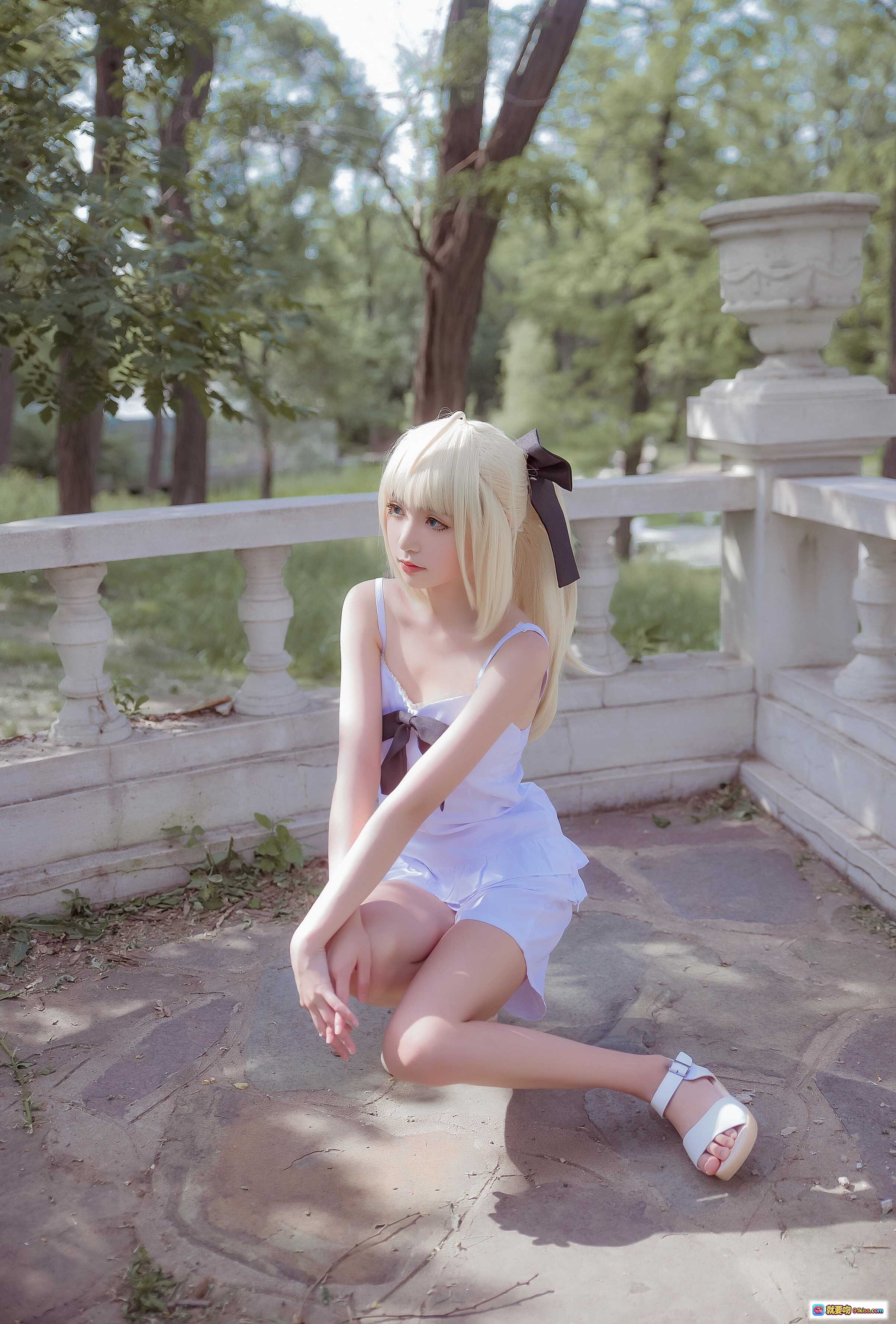 图片[9] - 阿尔托莉雅Saber夏日记忆cosplay 白色吊带裙 金发少女 古典廊柱背景 清新甜美风 二次元动漫角色扮演 - 就要吻