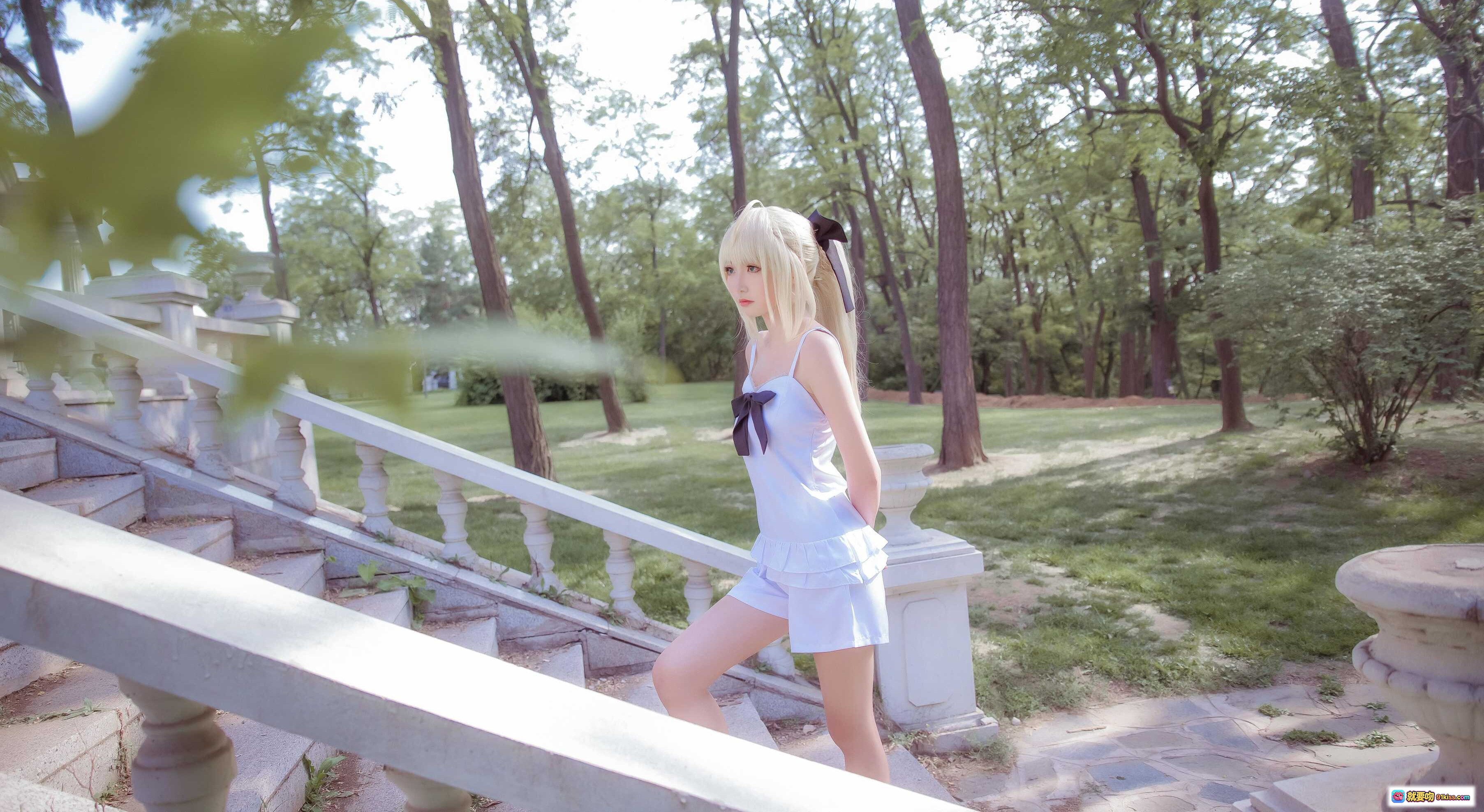 图片[4] - 阿尔托莉雅Saber夏日记忆cosplay 白色吊带裙 金发少女 古典廊柱背景 清新甜美风 二次元动漫角色扮演 - 就要吻