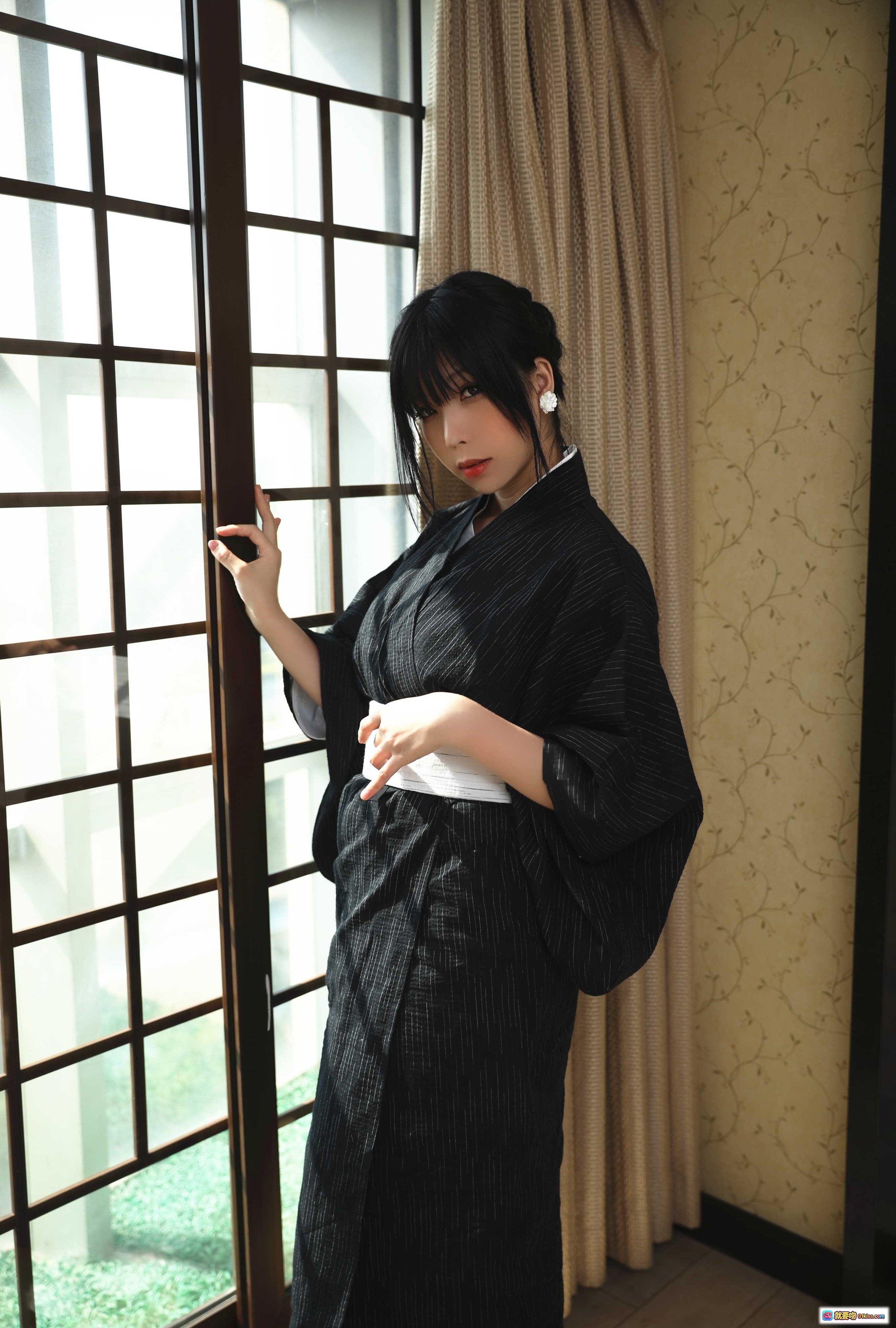 图片[2] - 鹿野希 Vol.21 未亡人写真集 | 黑色和服美腿白袜日式风情室内光影摄影141P - 就要吻