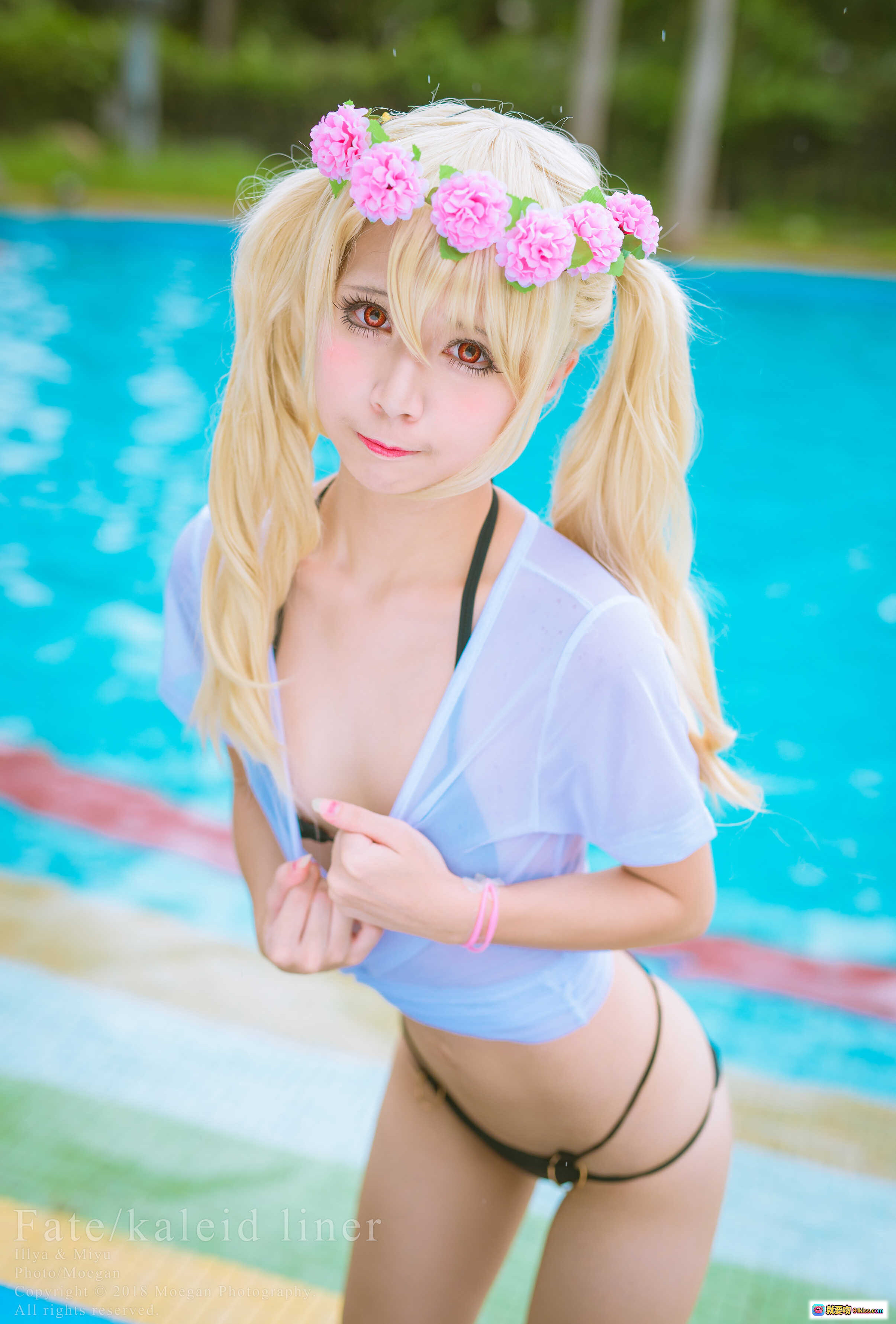 图片[5] - Fate/kaleid liner 魔法少女伊莉雅 生日泳装版cosplay 双人蹲姿 蓝粉花环 木栈道户外拍摄 - 就要吻
