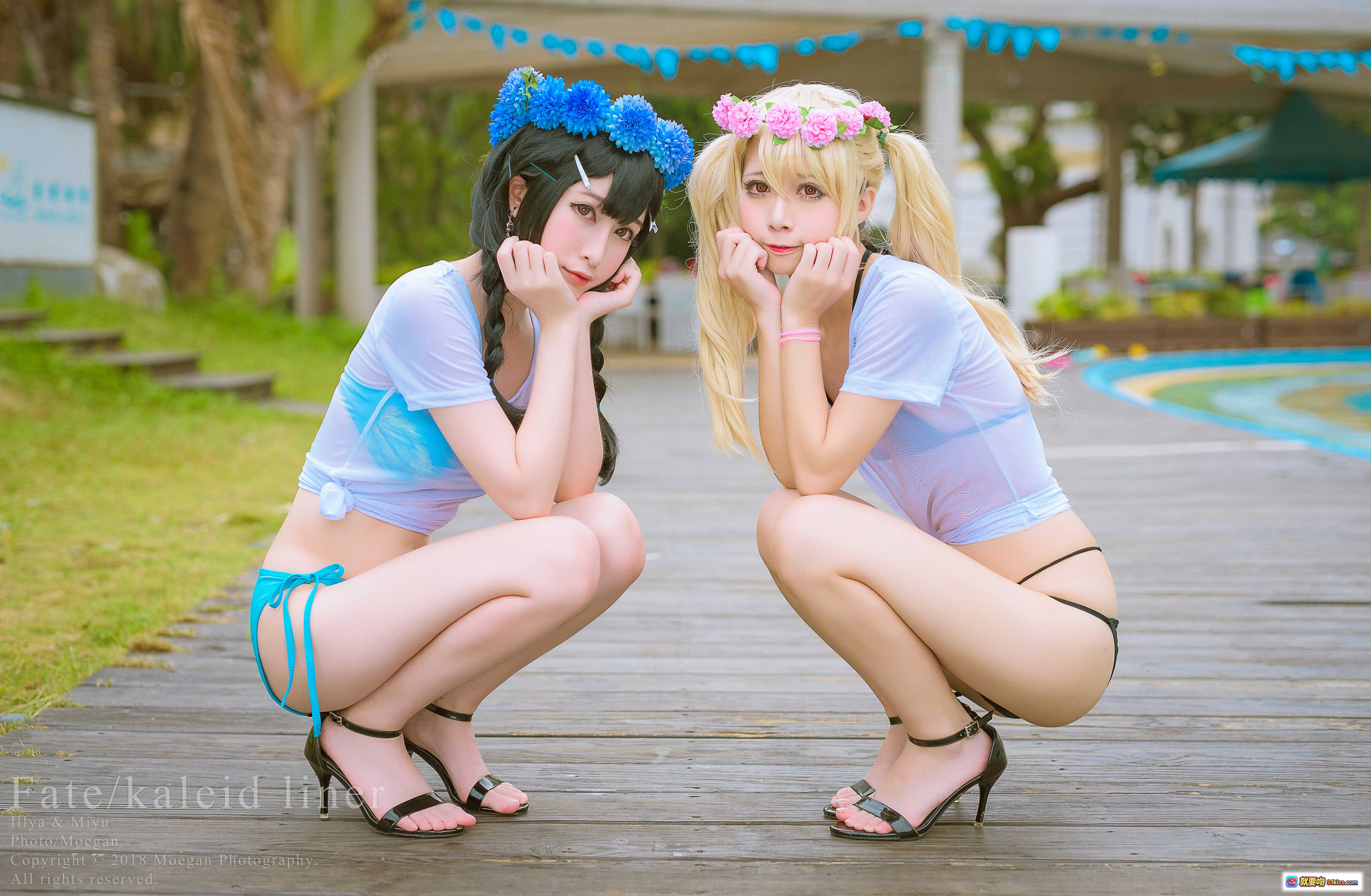 图片[1] - Fate/kaleid liner 魔法少女伊莉雅 生日泳装版cosplay 双人蹲姿 蓝粉花环 木栈道户外拍摄 - 就要吻