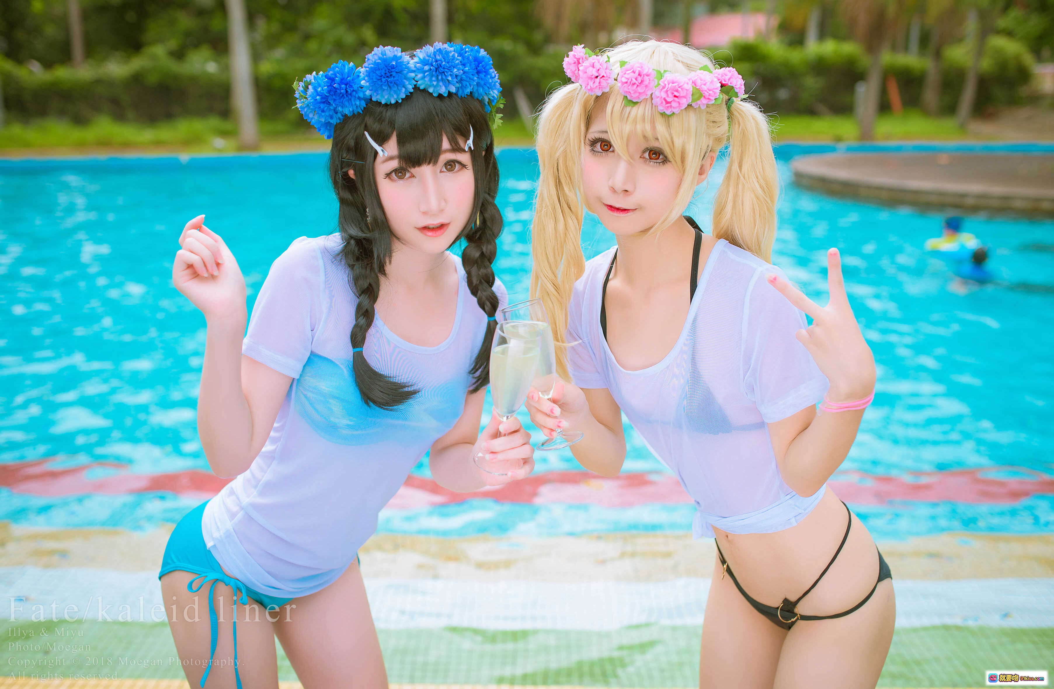 图片[8] - Fate/kaleid liner 魔法少女伊莉雅 生日泳装版cosplay 双人蹲姿 蓝粉花环 木栈道户外拍摄 - 就要吻