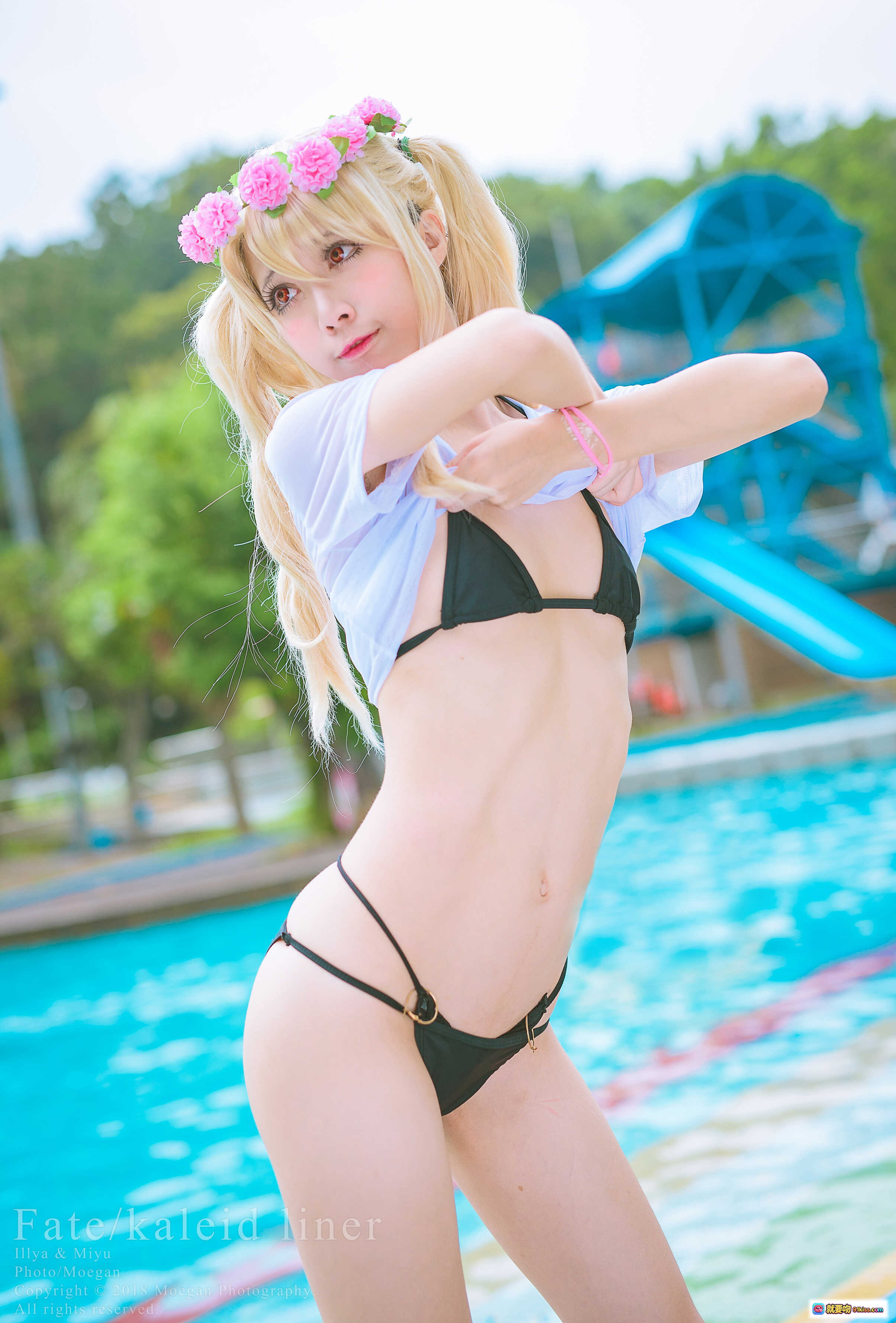 图片[7] - Fate/kaleid liner 魔法少女伊莉雅 生日泳装版cosplay 双人蹲姿 蓝粉花环 木栈道户外拍摄 - 就要吻