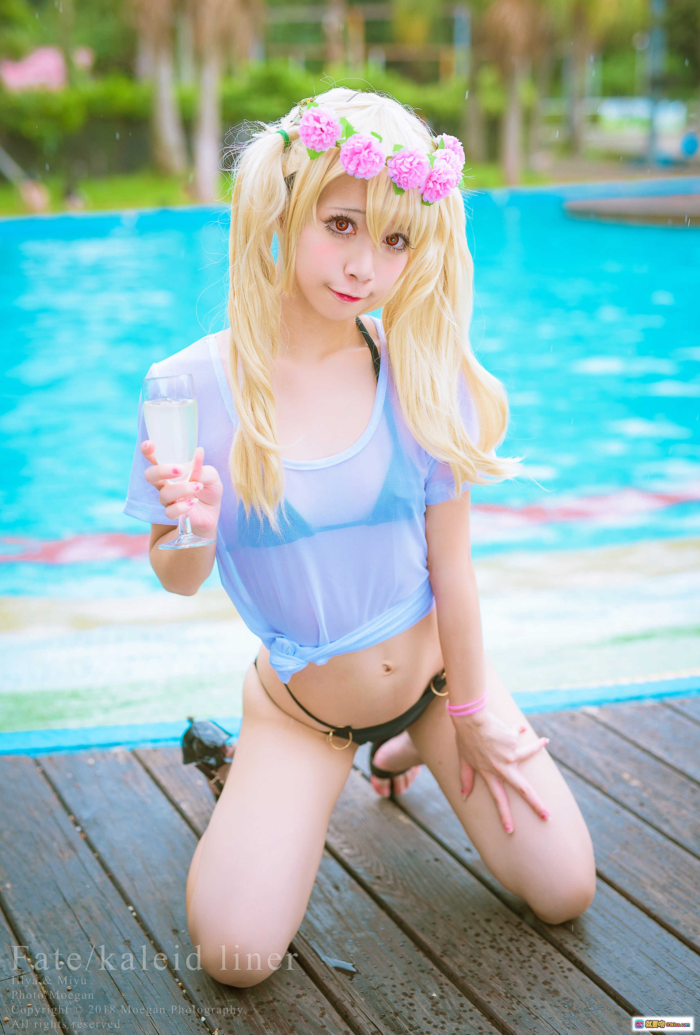 图片[2] - Fate/kaleid liner 魔法少女伊莉雅 生日泳装版cosplay 双人蹲姿 蓝粉花环 木栈道户外拍摄 - 就要吻