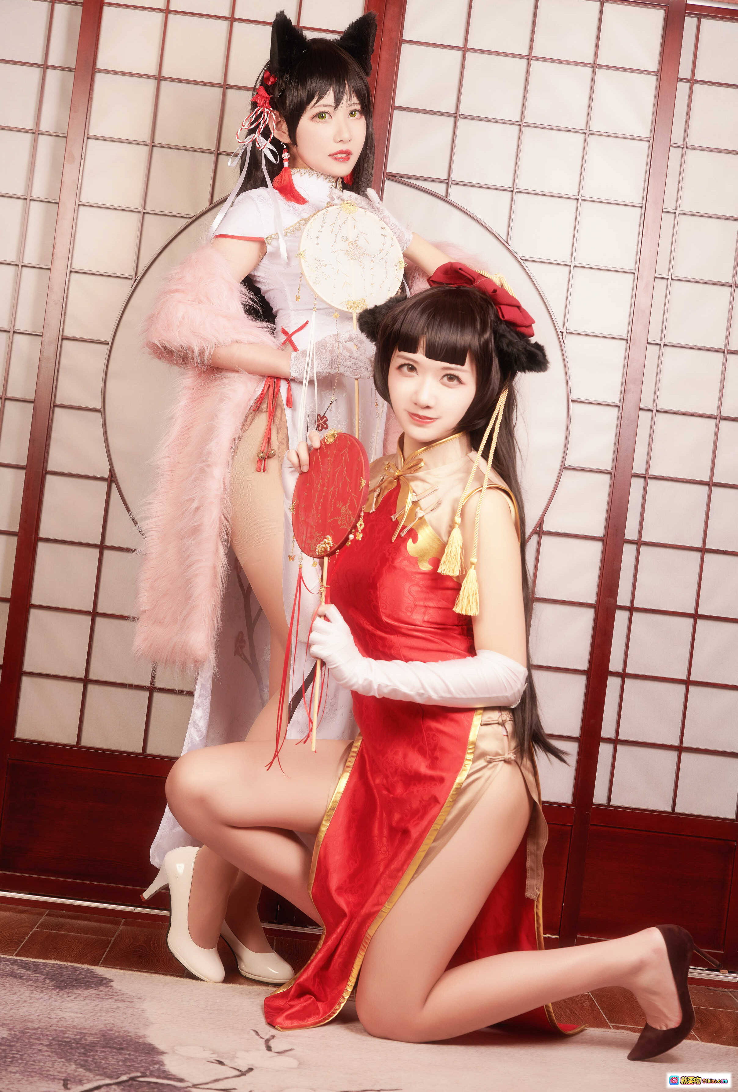 图片[3] - 源纱希喵喵喵 & Meiyi烛墨 犬獒旗袍Cosplay写真｜猫耳少女×红金旗袍｜双人古风美拍｜精致和风背景｜手持团扇｜粉色羽毛装饰｜12P高清图集 - 就要吻
